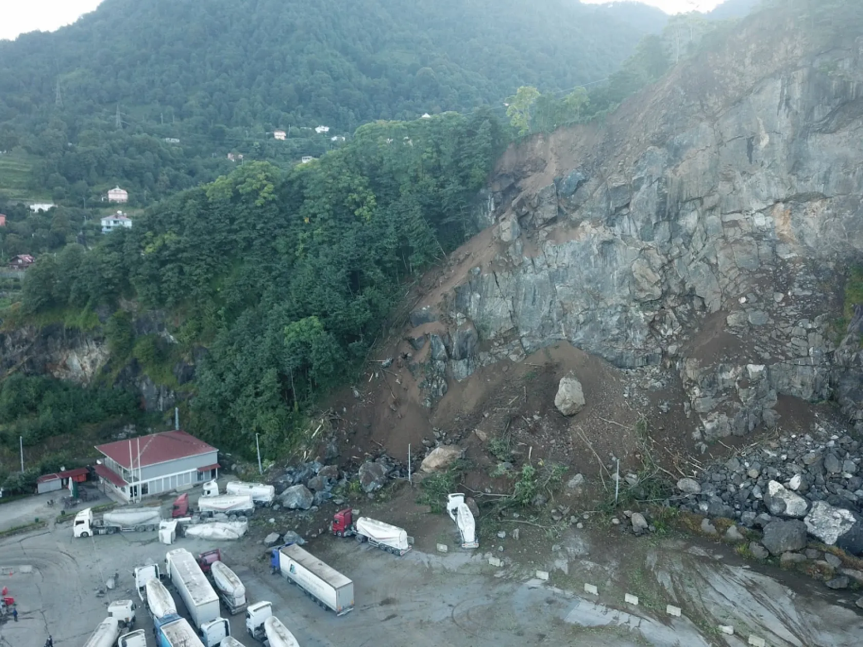 Hopa'da heyelan faciası: Kaya parçaları tır parkına düştü