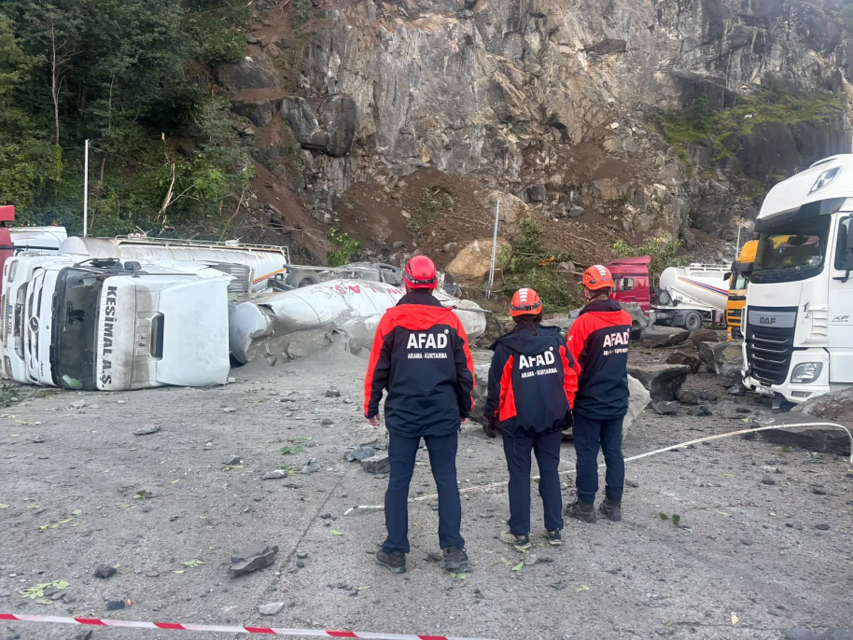 Hopa'da heyelan faciası: Kaya parçaları tır parkına düştü