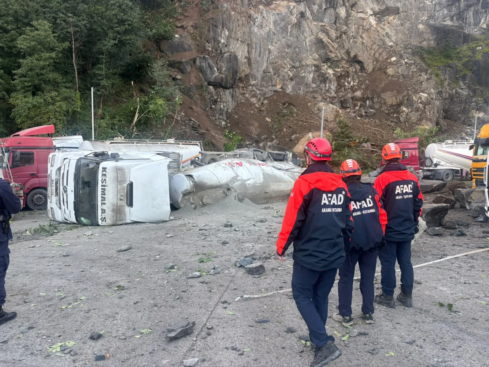 Hopa'da heyelan faciası: Kaya parçaları tır parkına düştü