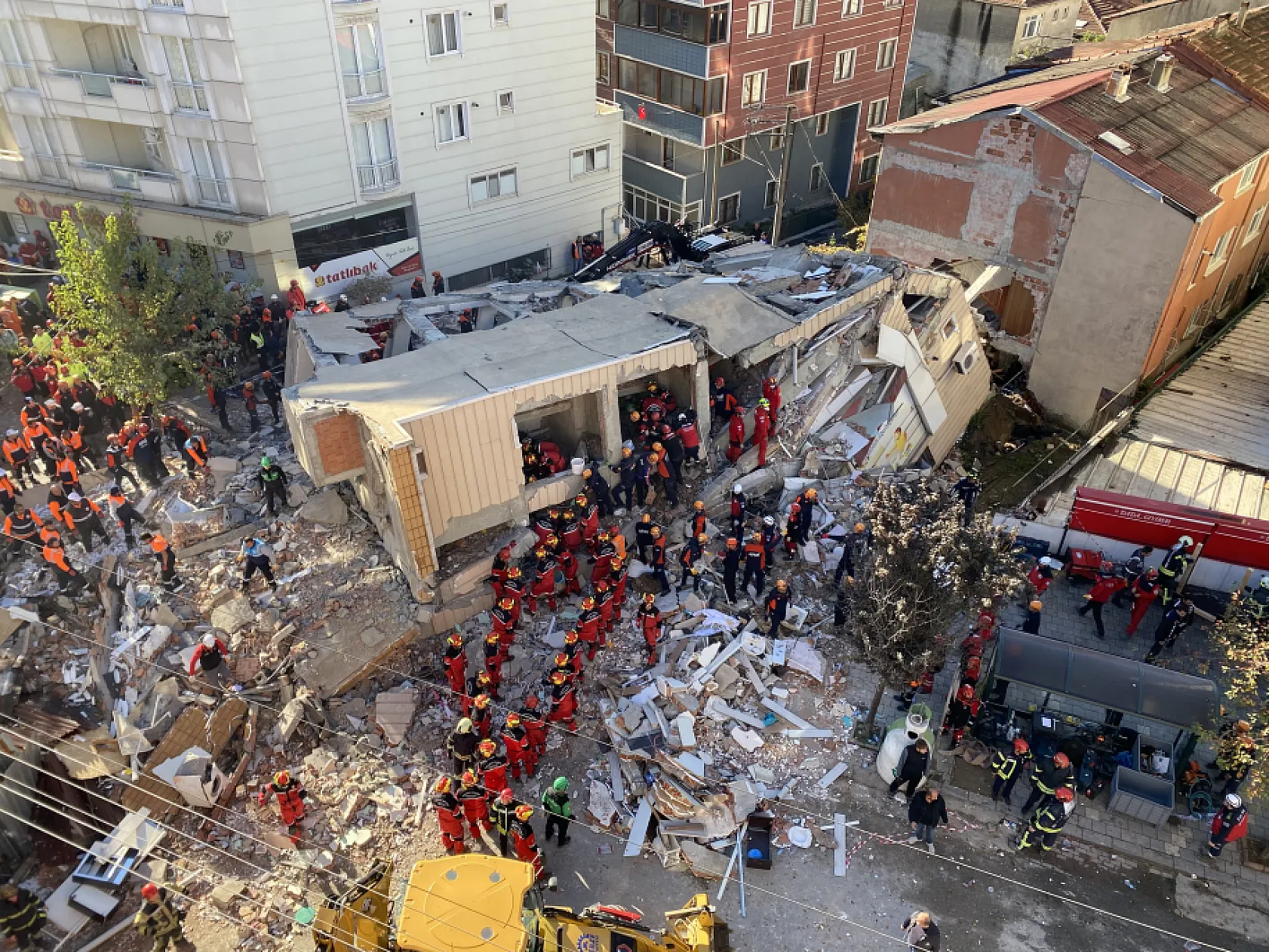 Kocaeli'de çöken 6 katlı binanın enkazı havadan görüntülendi