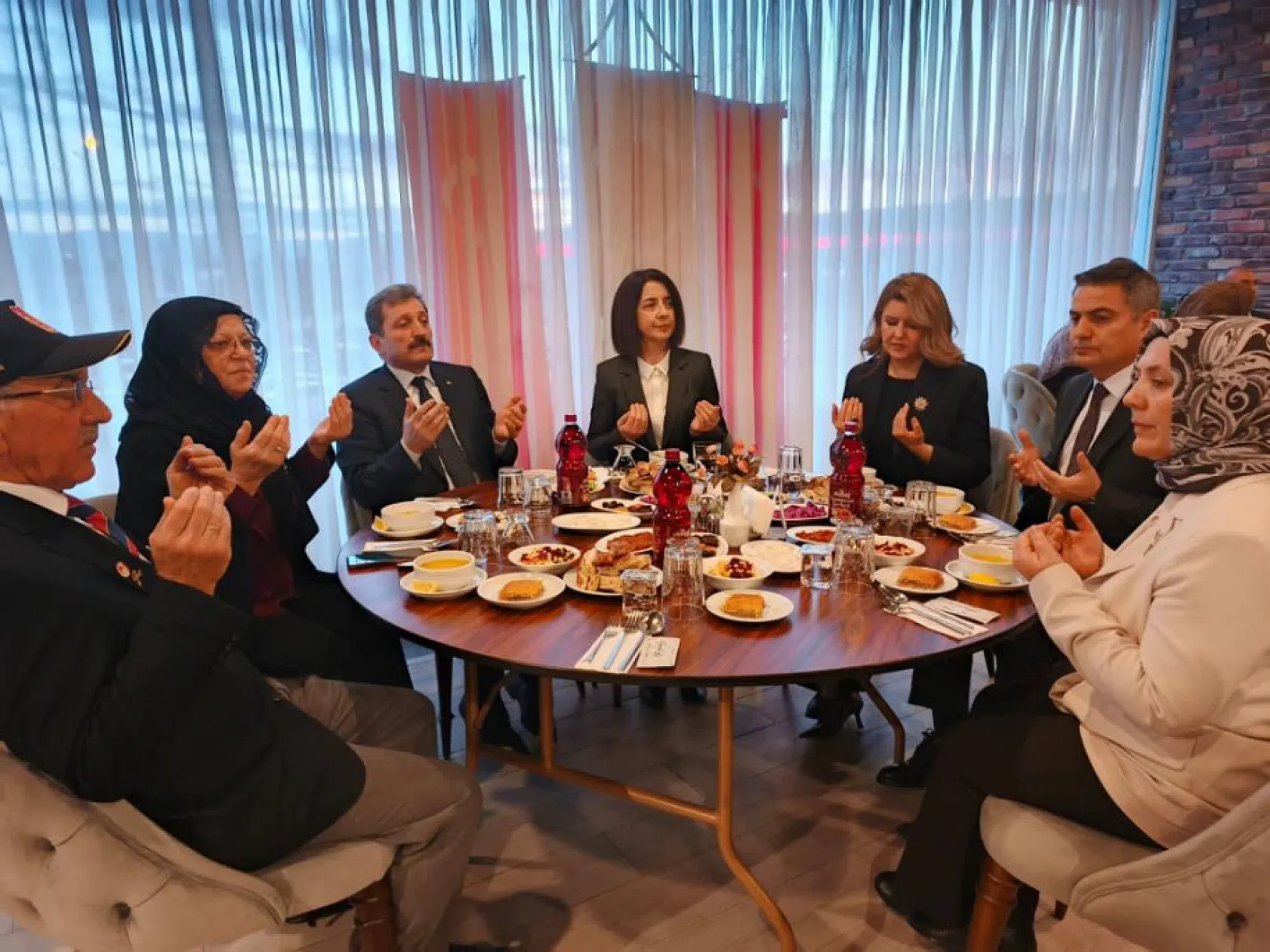 Şehit aileleri ve gaziler aynı sofrada
