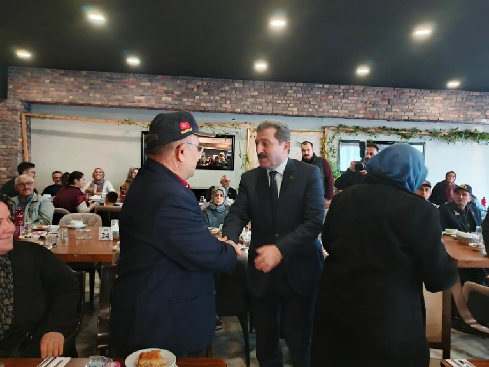 Şehit aileleri ve gaziler aynı sofrada