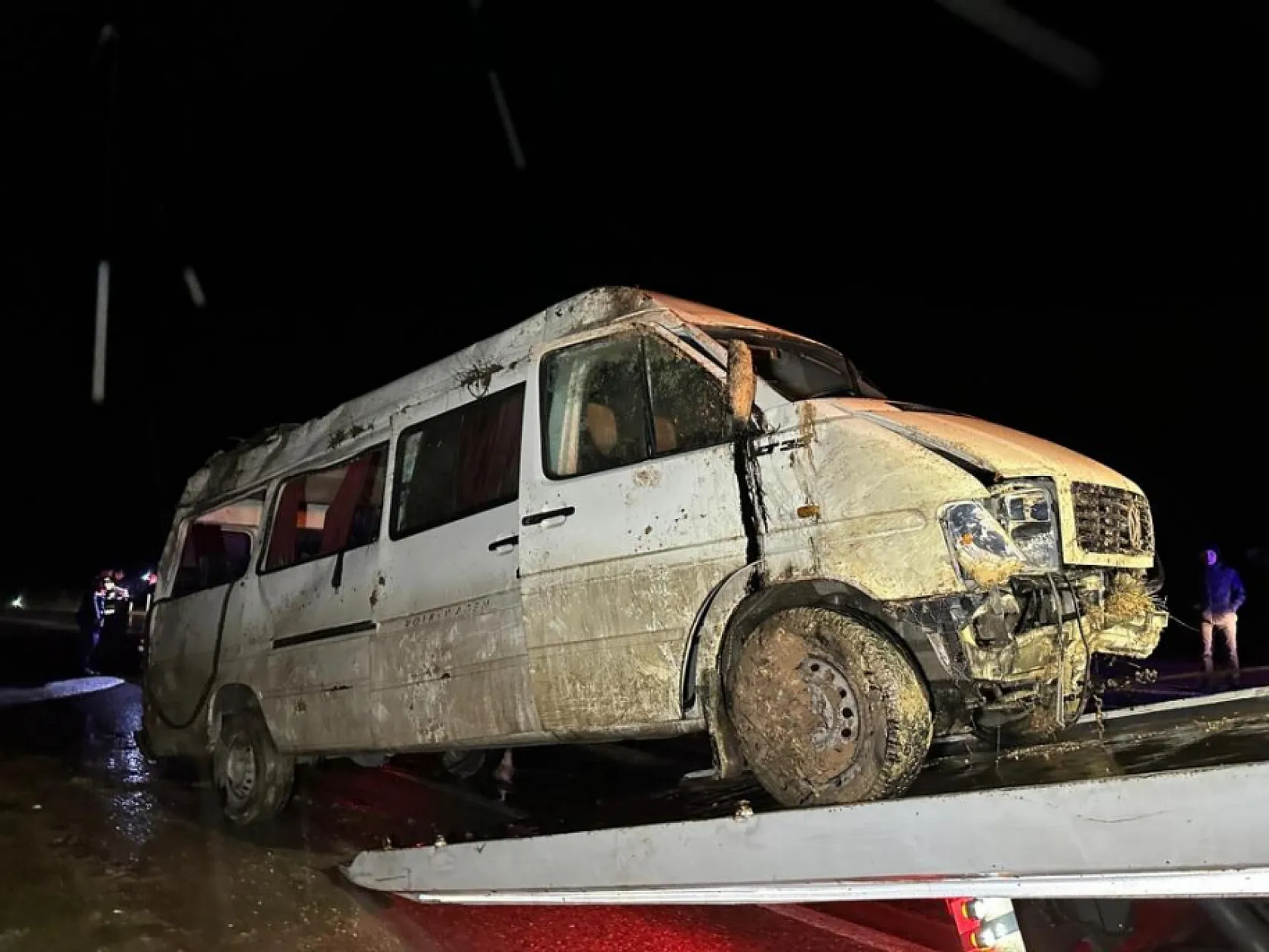 Hakimiyetini kaybeden işçi servisi kaza yaptı! 17 kişi yaralandı