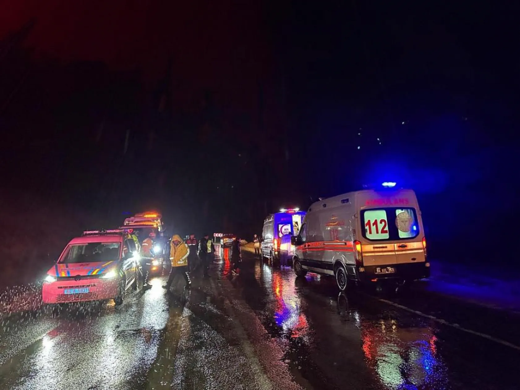 Hakimiyetini kaybeden işçi servisi kaza yaptı! 17 kişi yaralandı