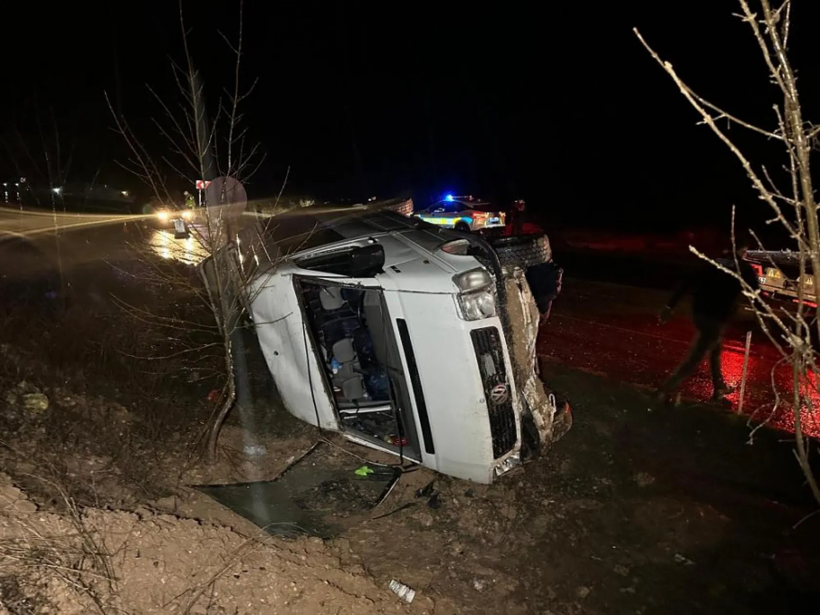 Hakimiyetini kaybeden işçi servisi kaza yaptı! 17 kişi yaralandı