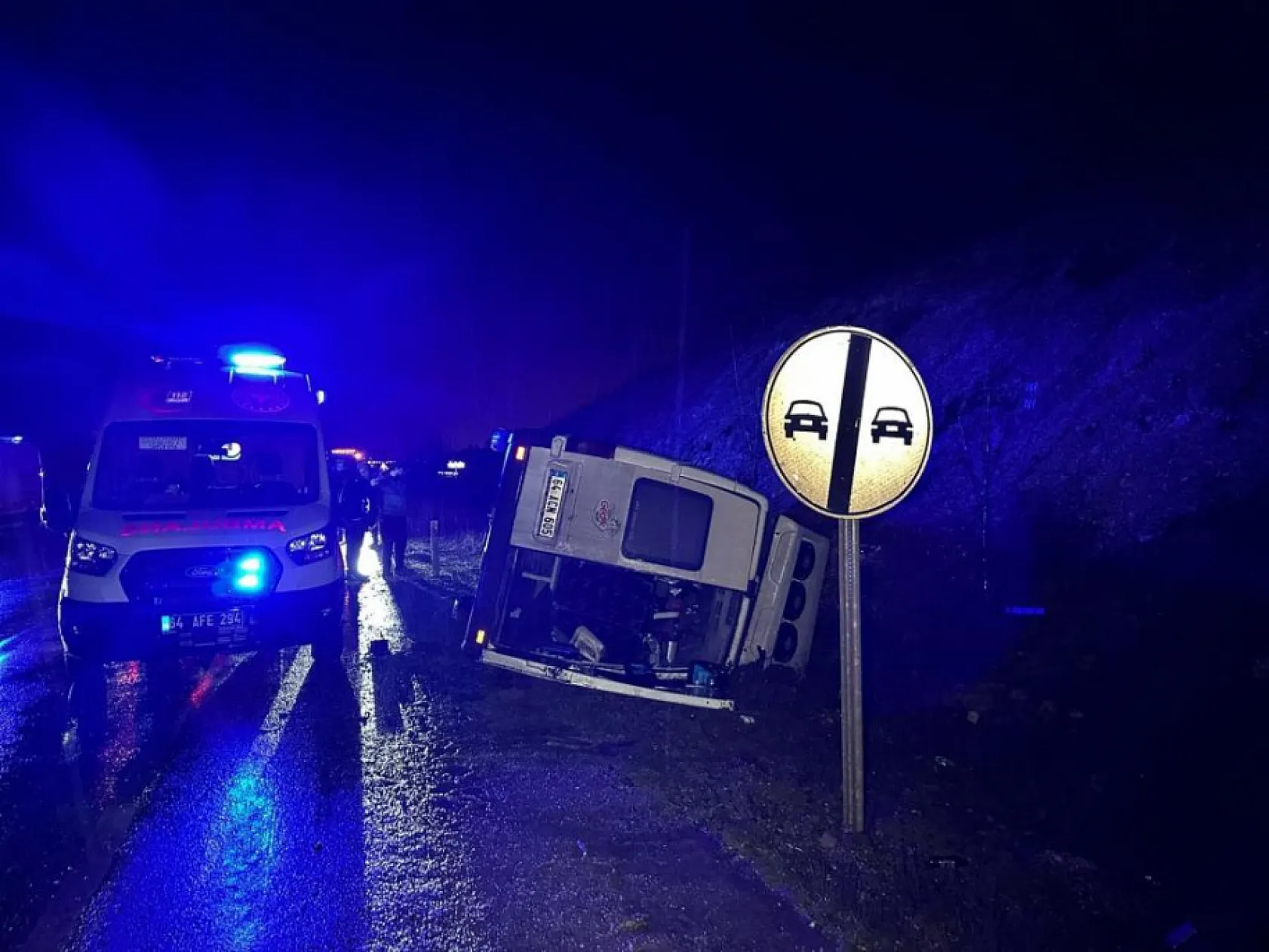 Hakimiyetini kaybeden işçi servisi kaza yaptı! 17 kişi yaralandı