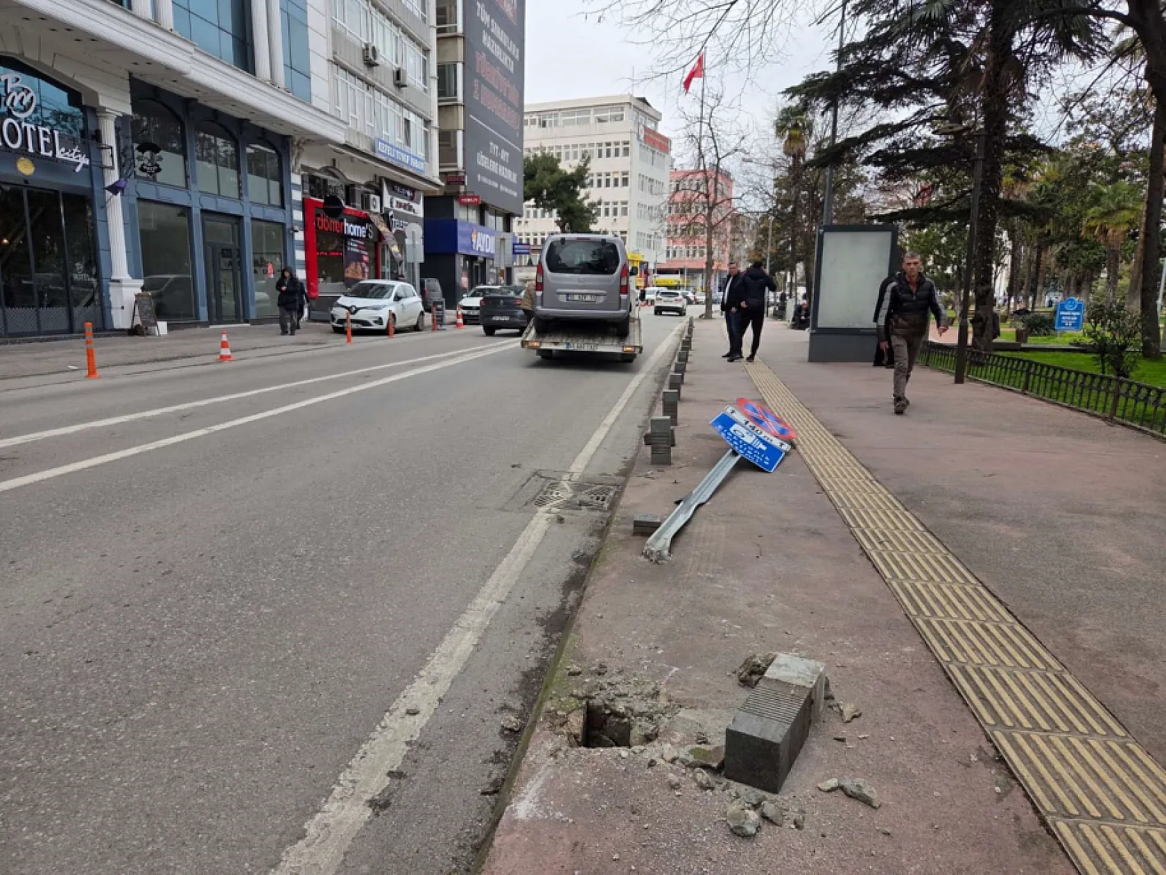 Kaldırıma çıkan hafif ticari araç levha ve dubayı devirdi