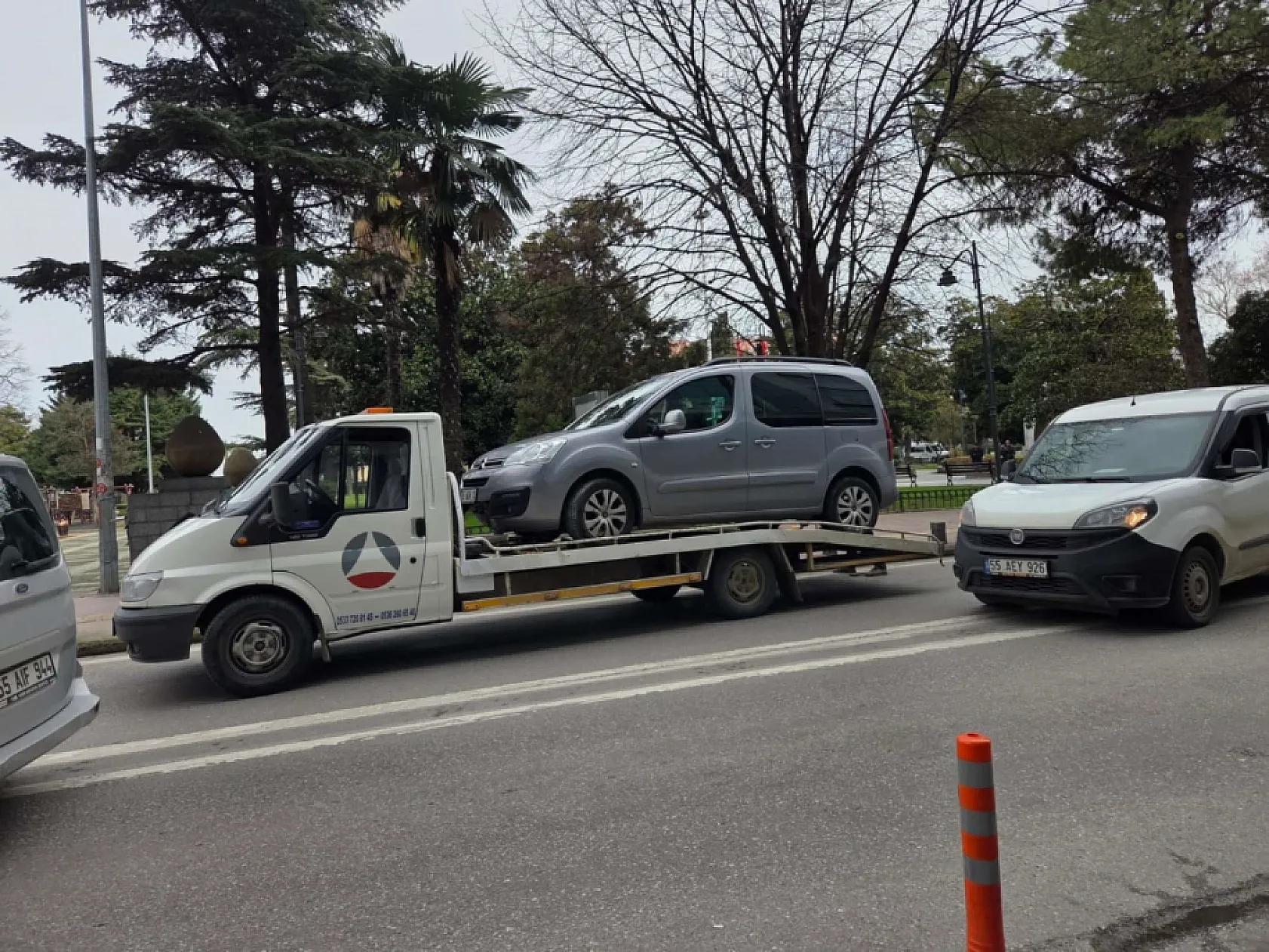 Kaldırıma çıkan hafif ticari araç levha ve dubayı devirdi