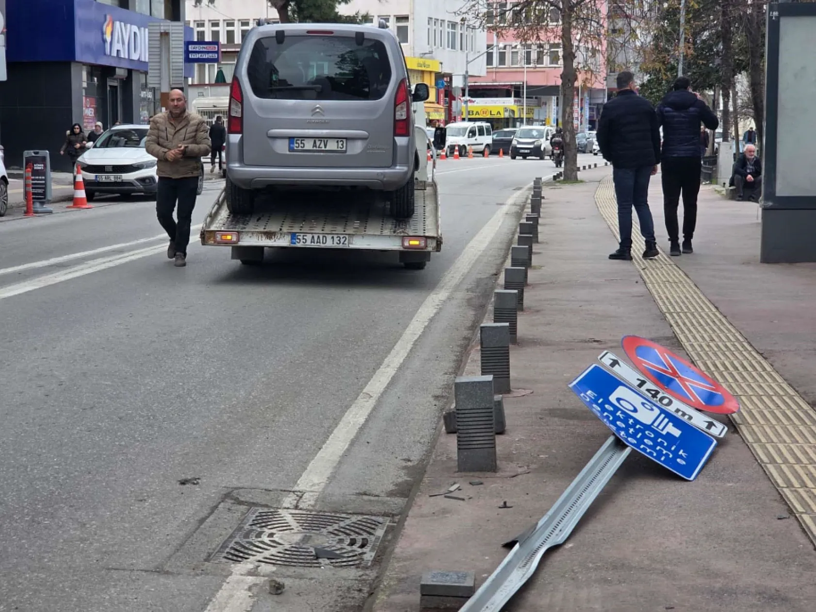 Kaldırıma çıkan hafif ticari araç levha ve dubayı devirdi