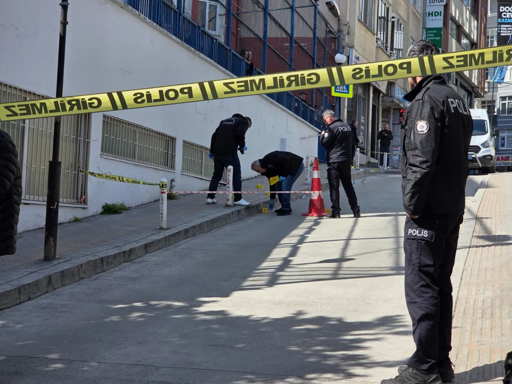 Okul önünde silahlı hesaplaşma: 2 kişi yaralandı