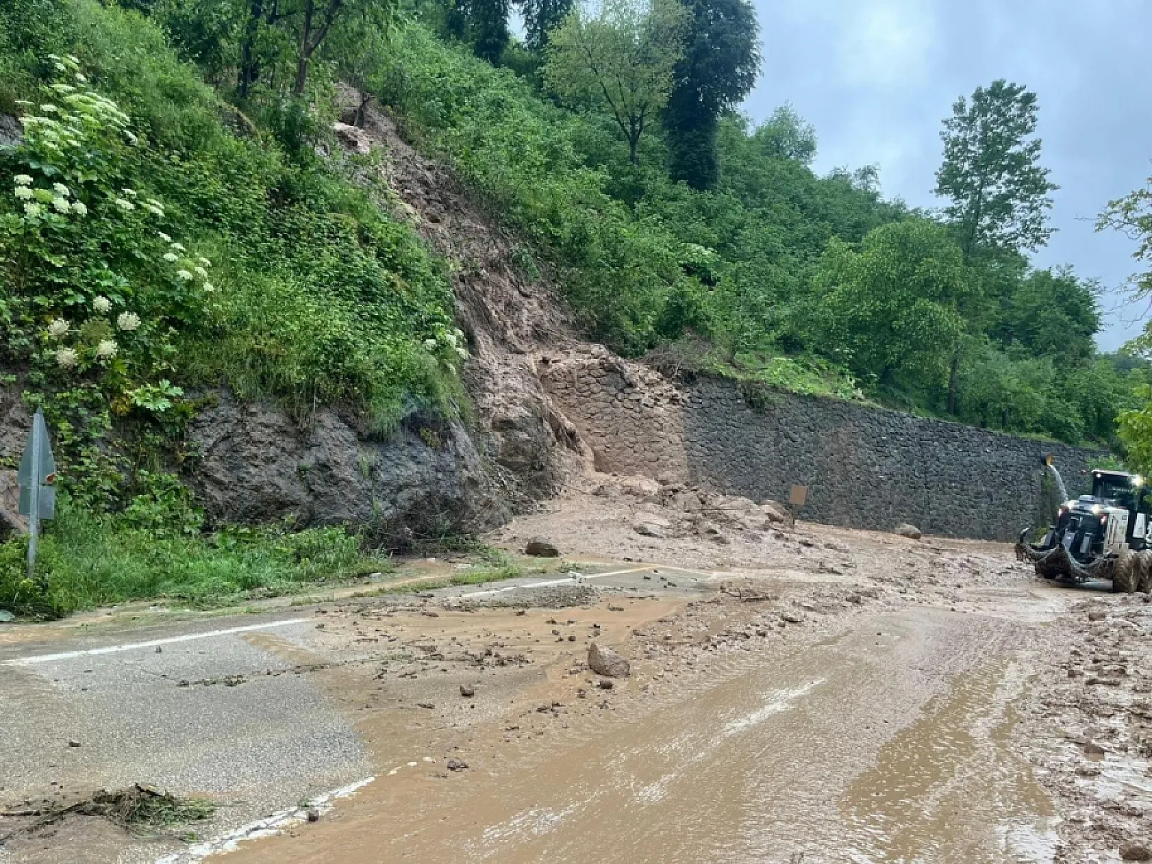 Ordu'da sağanak felaketi: Heyelan yolları kapattı, ekipler alarma geçti