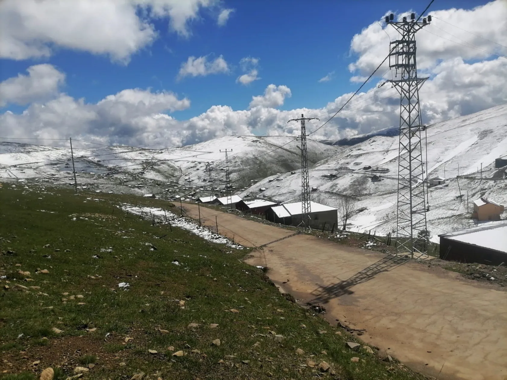 Karadeniz'de kış bitmiyor, yaylalarda kar lapa lapa yağıyor!