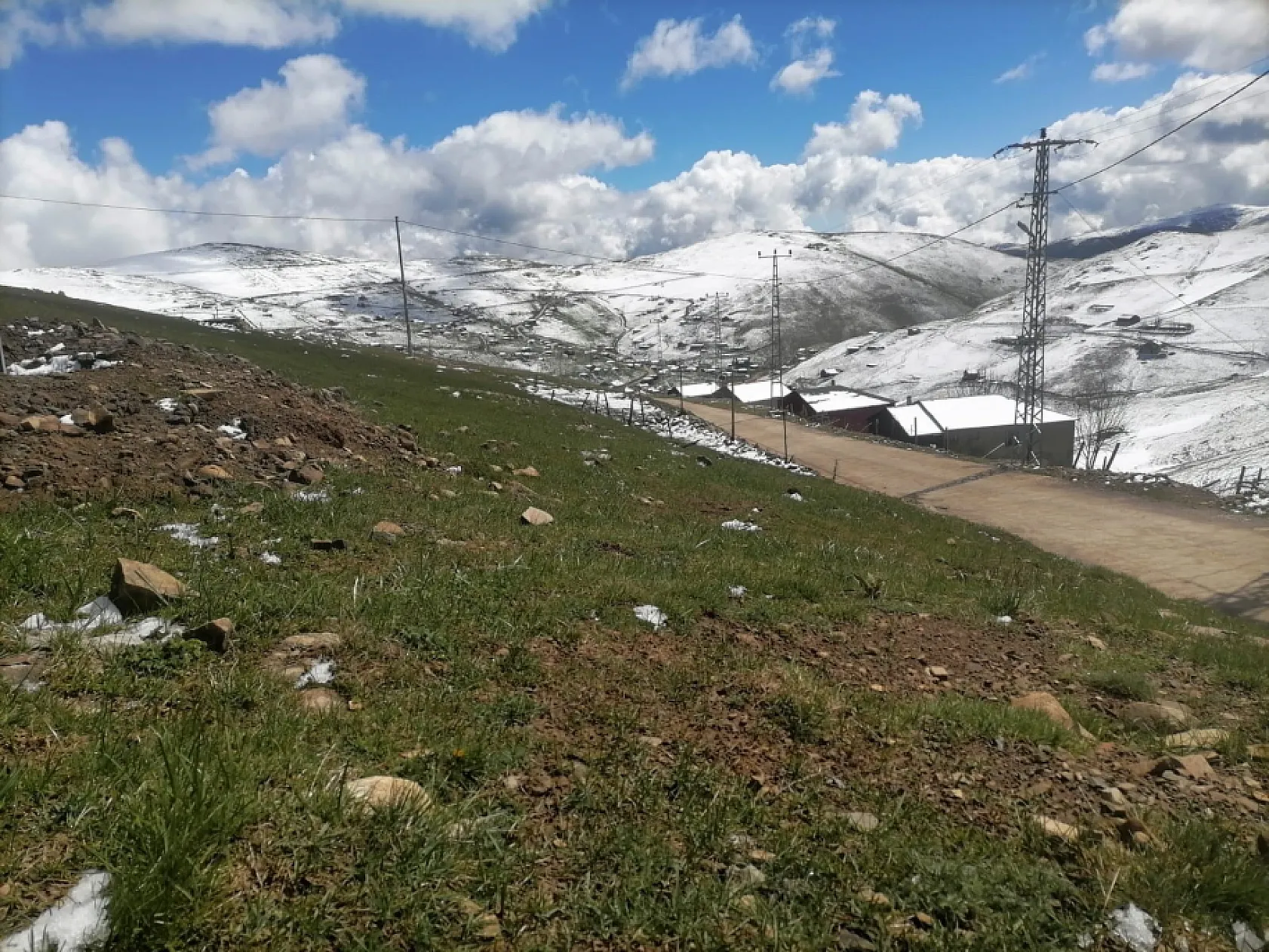 Karadeniz'de kış bitmiyor, yaylalarda kar lapa lapa yağıyor!
