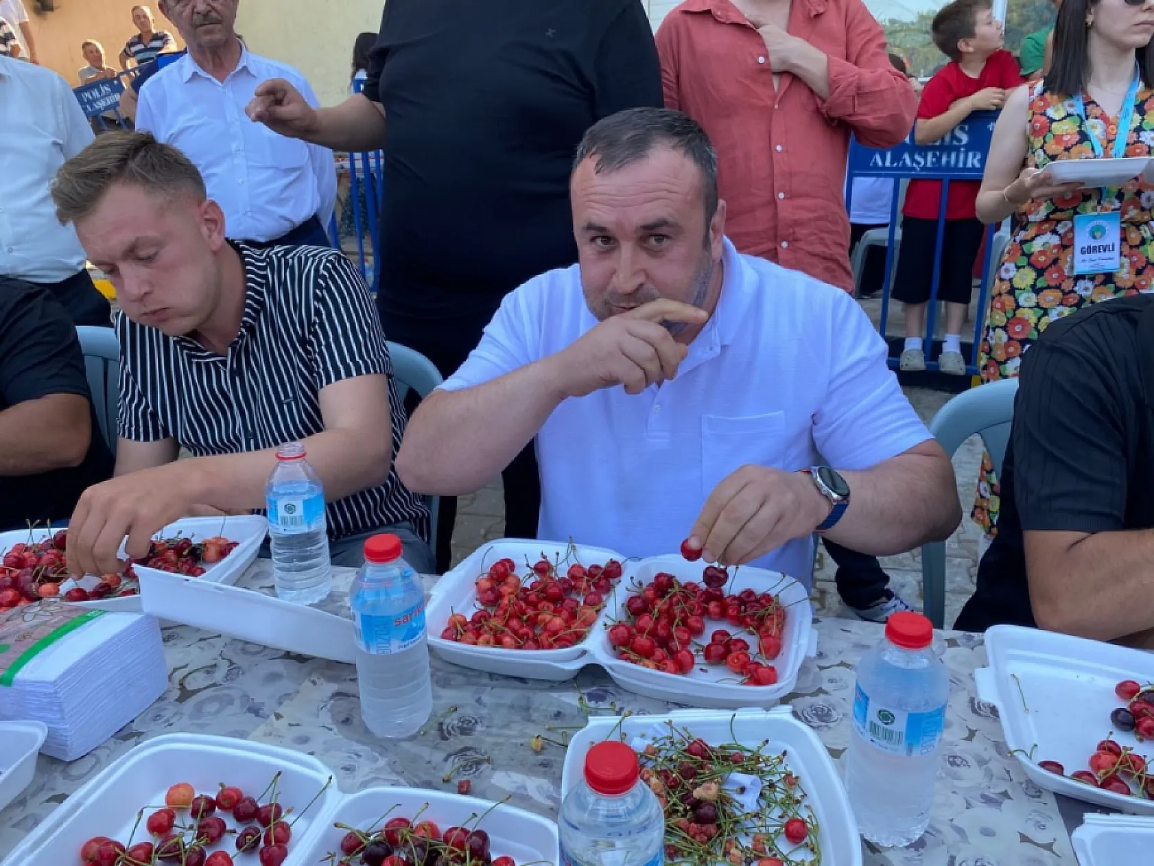Kiraz yeme yarışmasında birincilik 2 gram farkla geldi