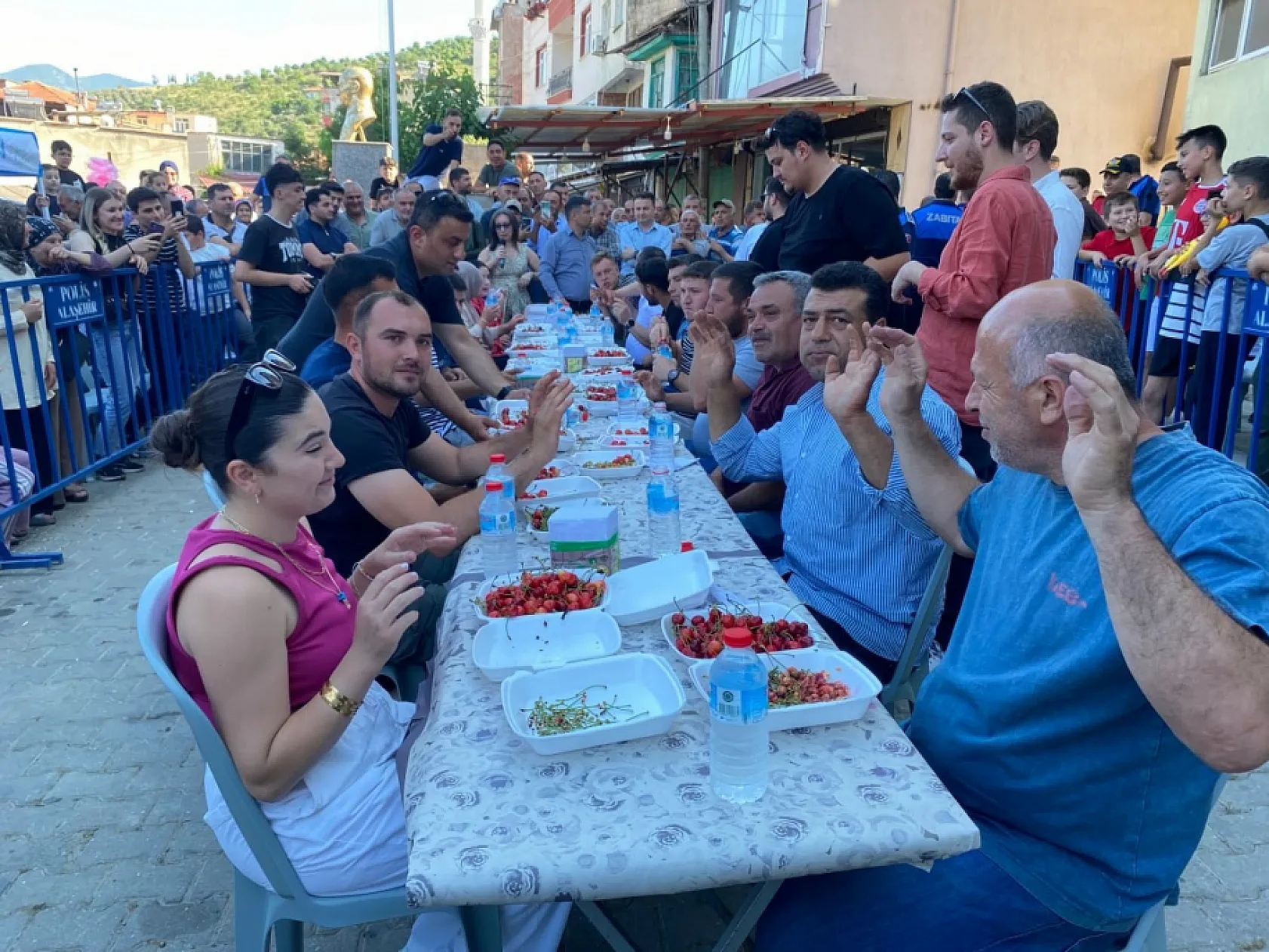 Kiraz yeme yarışmasında birincilik 2 gram farkla geldi