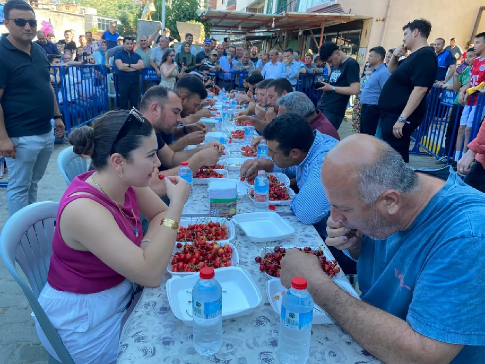 Kiraz yeme yarışmasında birincilik 2 gram farkla geldi