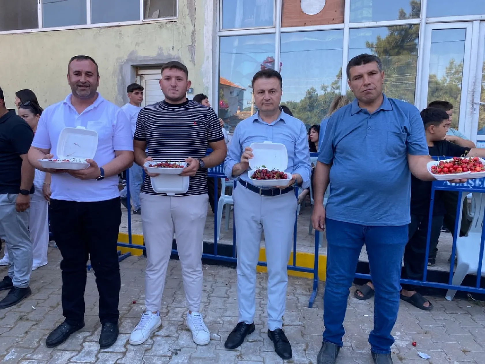 Kiraz yeme yarışmasında birincilik 2 gram farkla geldi