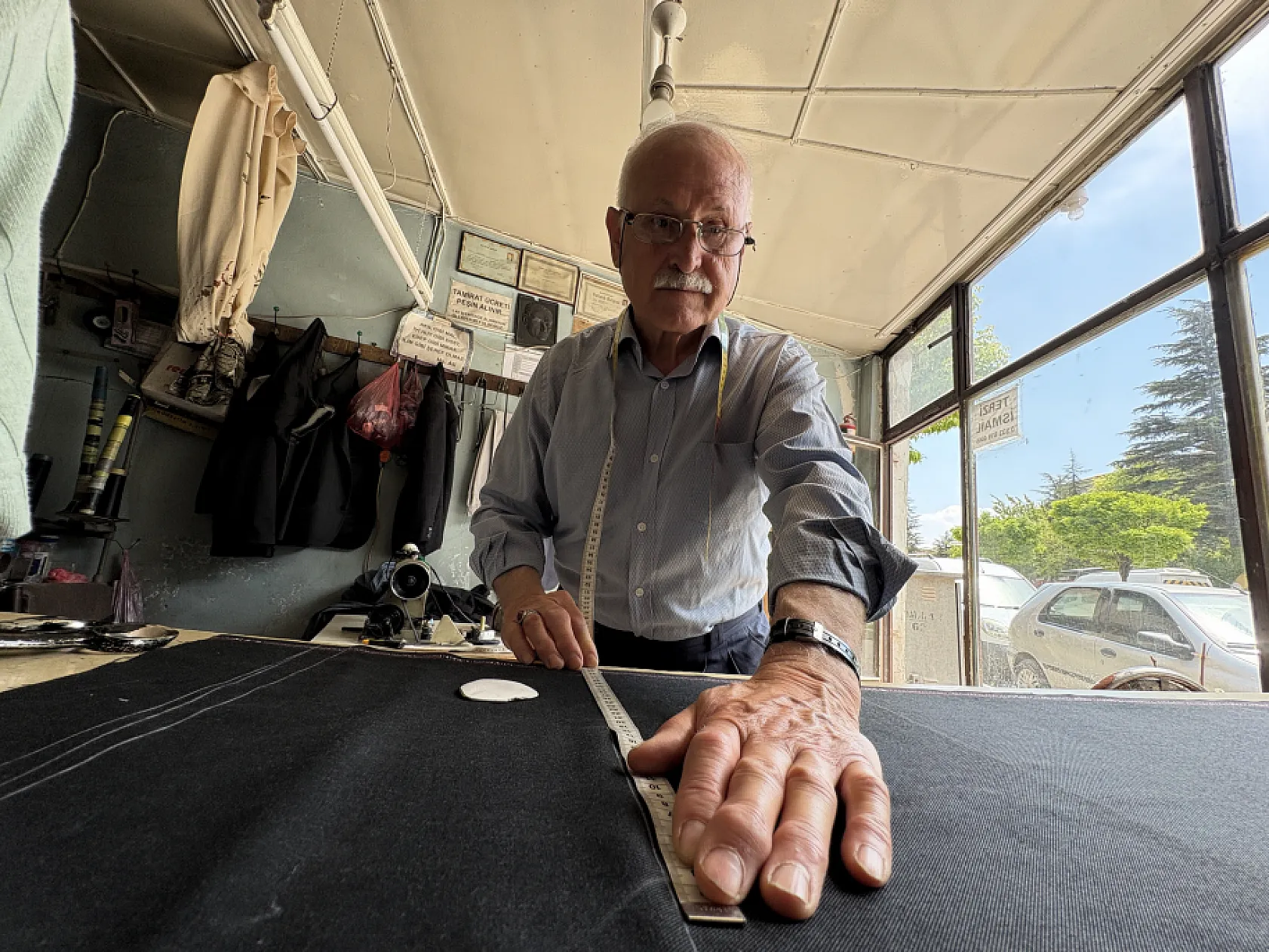 59 yıldır iğne ve iplikle hayatını kazanıyor