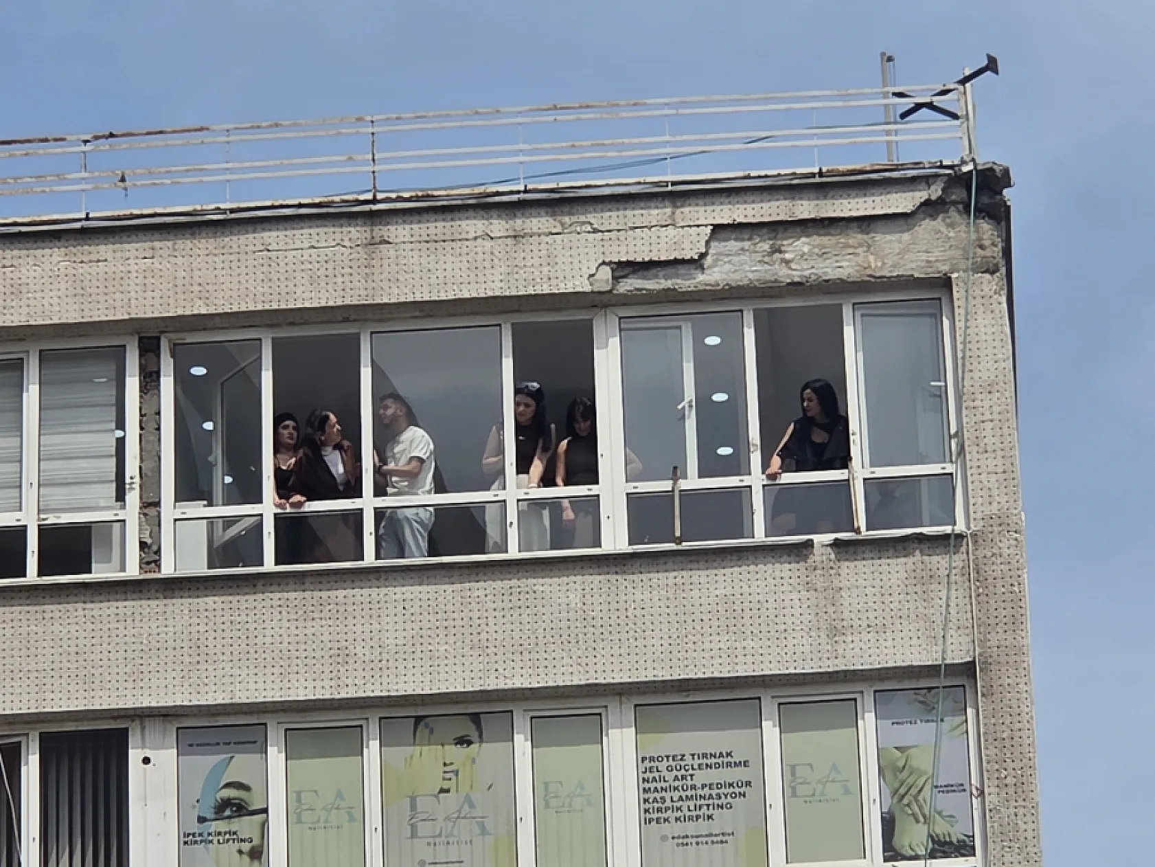 Samsun'da 8. kattan düşen sıvalar 2 kişiyi yaraladı