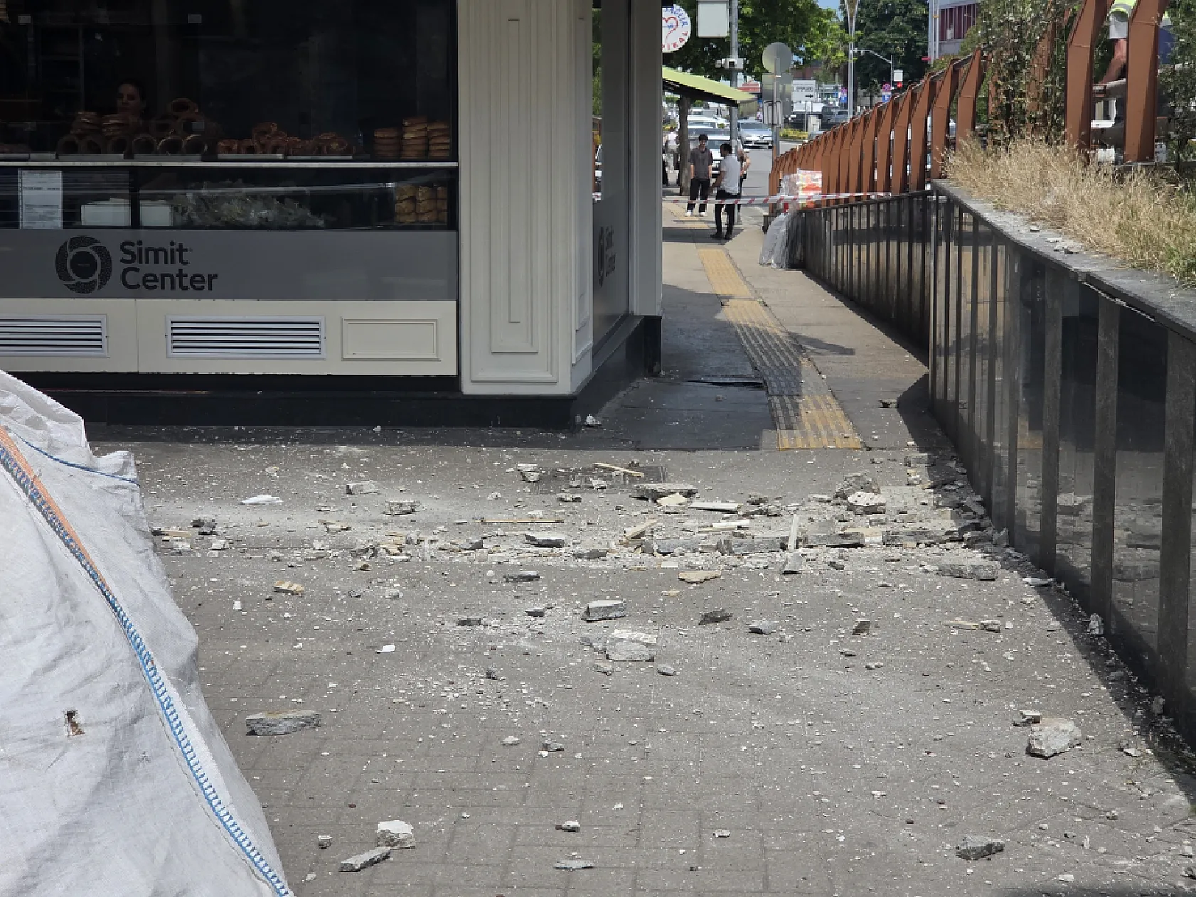 Samsun'da 8. kattan düşen sıvalar 2 kişiyi yaraladı