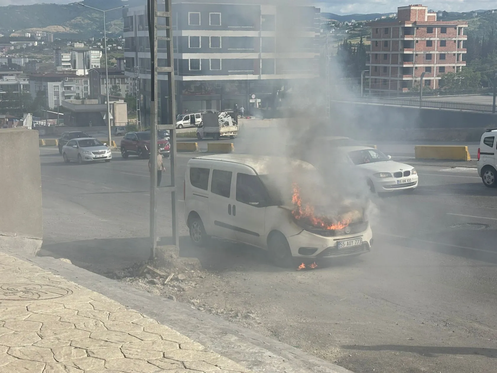 Vatandaşlar kovalarla su taşıdı, araç yanmaktan kurtuldu