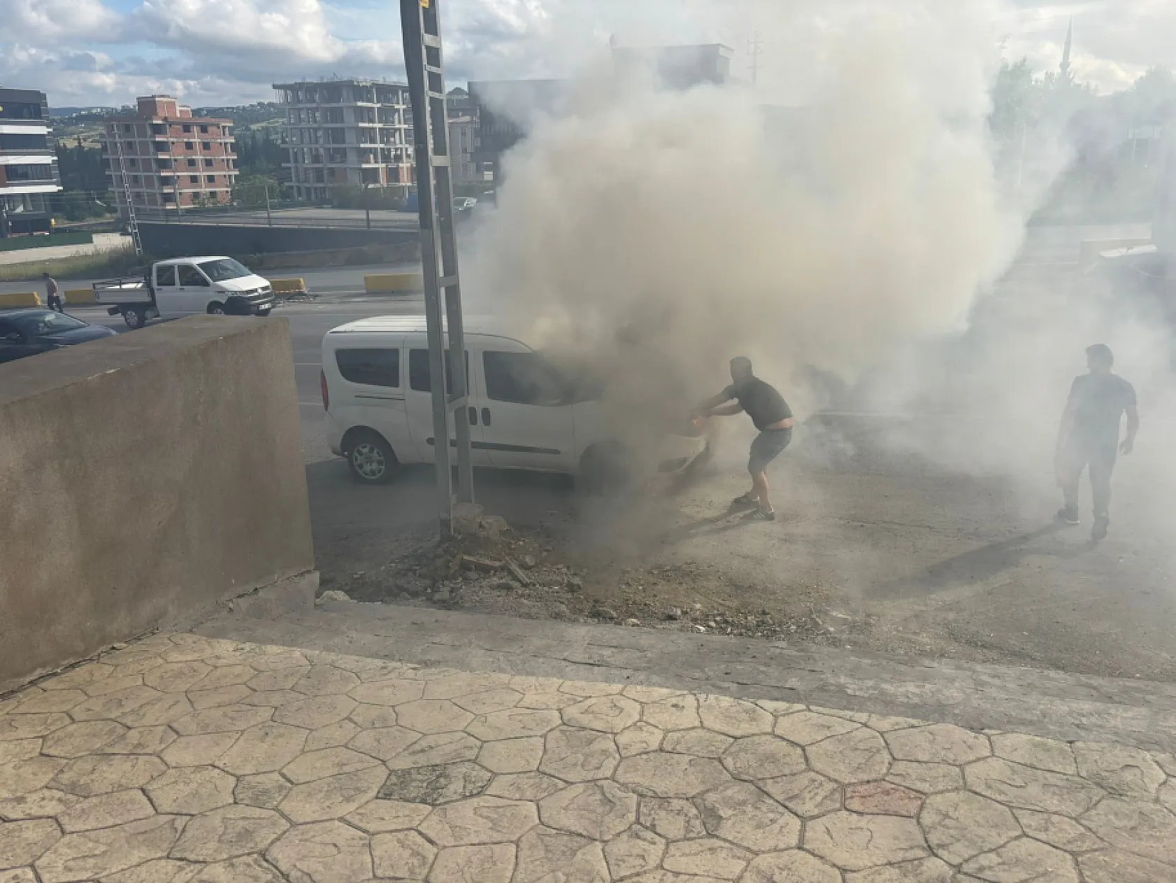 Vatandaşlar kovalarla su taşıdı, araç yanmaktan kurtuldu