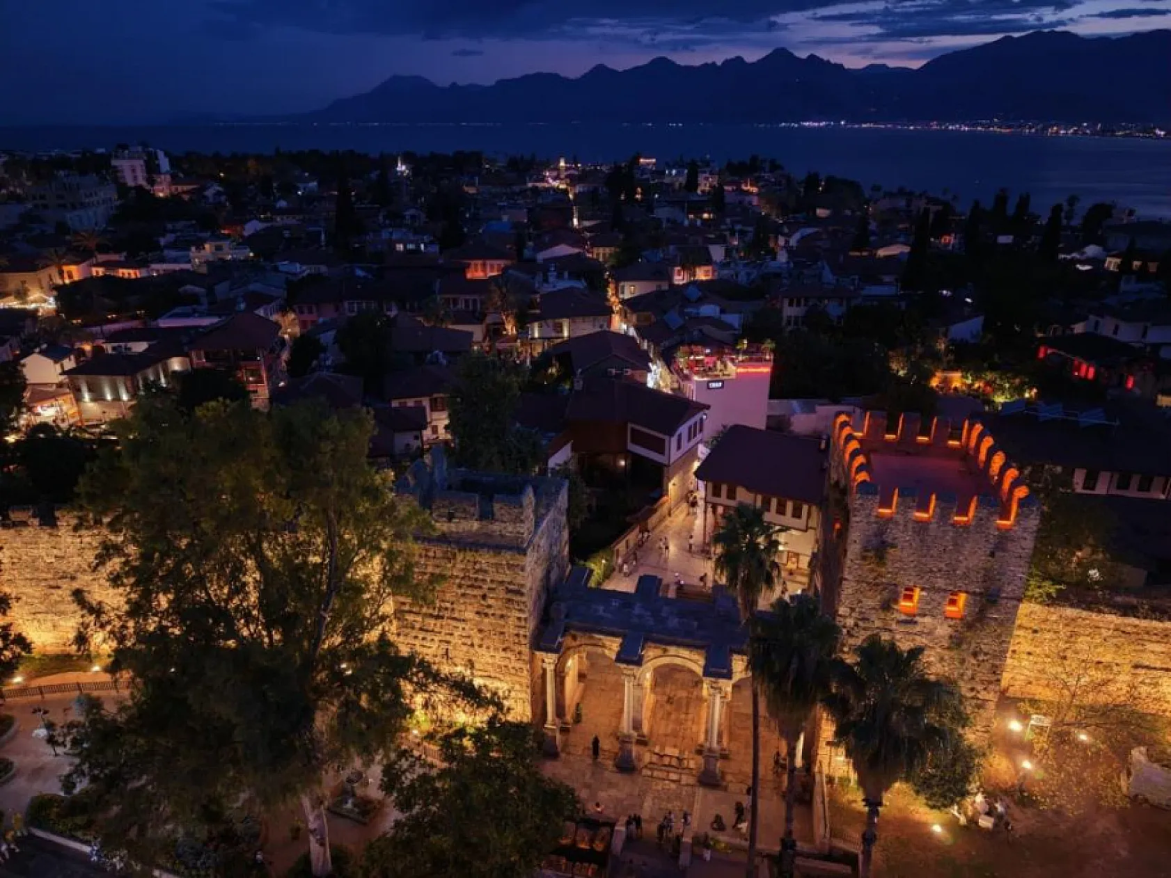 Antalya'nın simge yapısı Üçkapılar gece de ışıldayacak