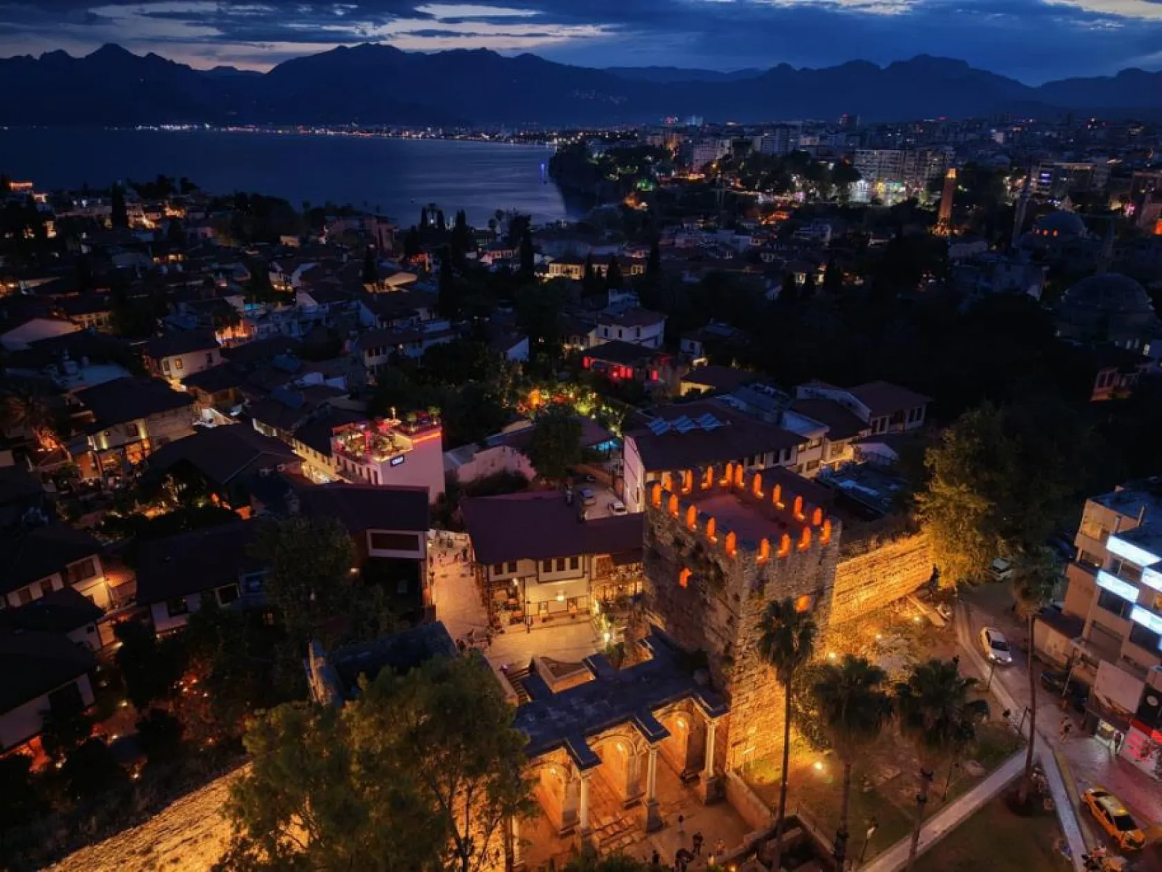 Antalya'nın simge yapısı Üçkapılar gece de ışıldayacak