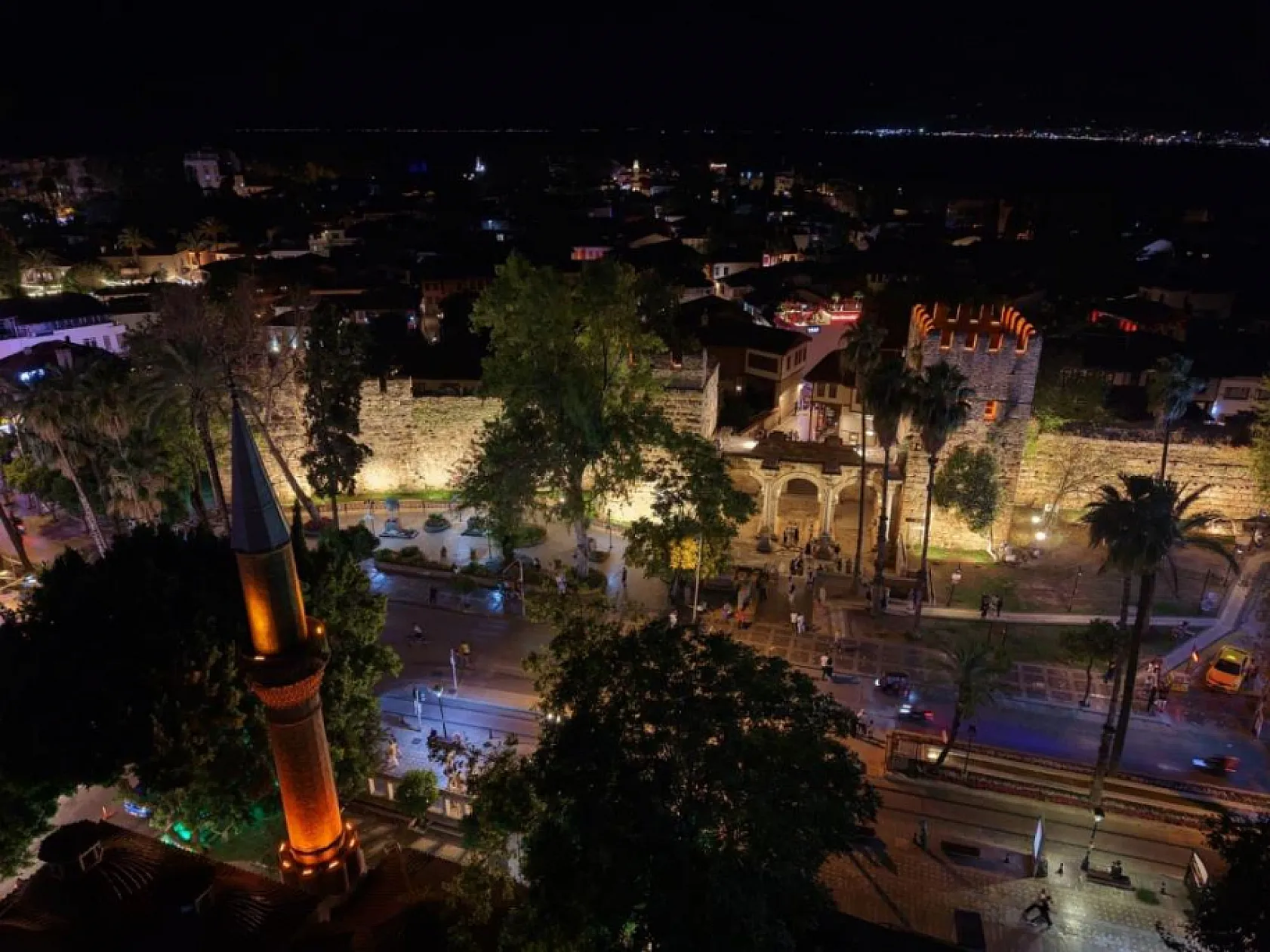 Antalya'nın simge yapısı Üçkapılar gece de ışıldayacak
