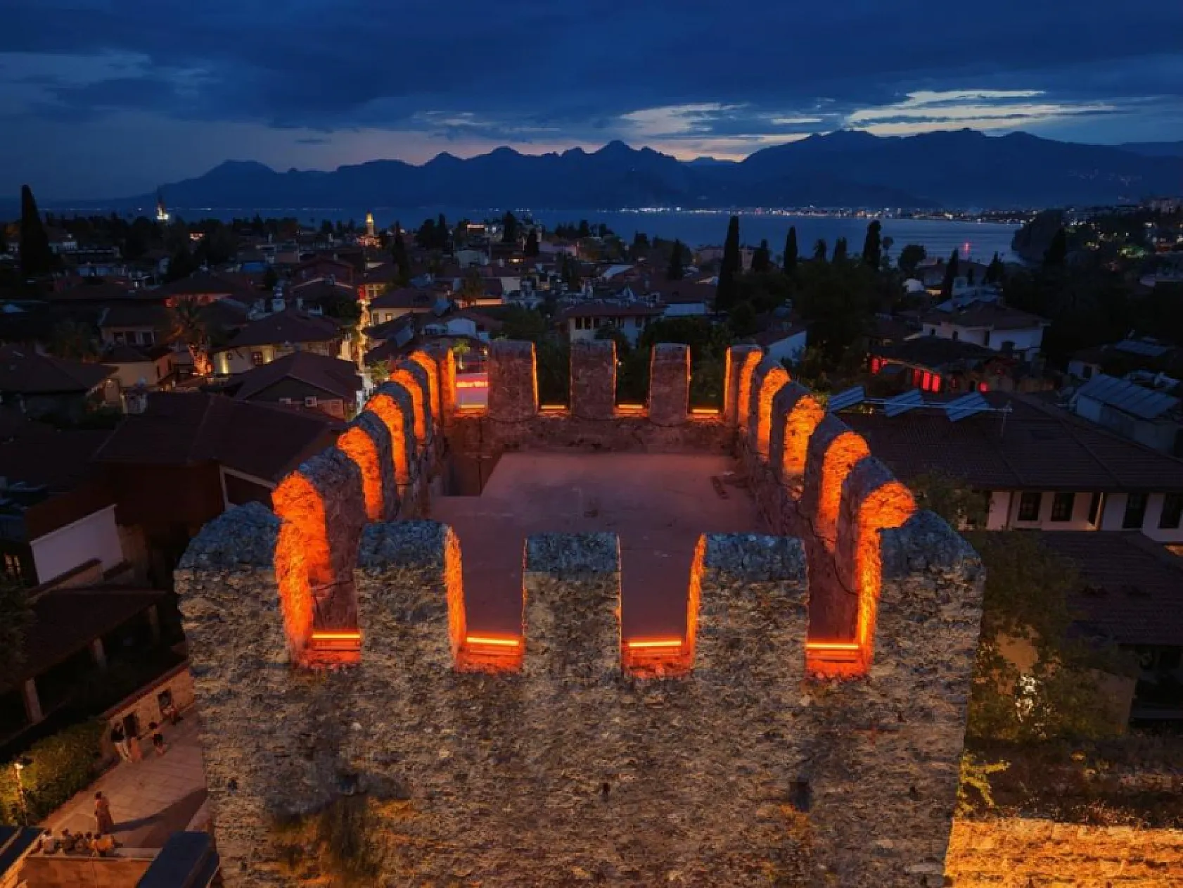 Antalya'nın simge yapısı Üçkapılar gece de ışıldayacak