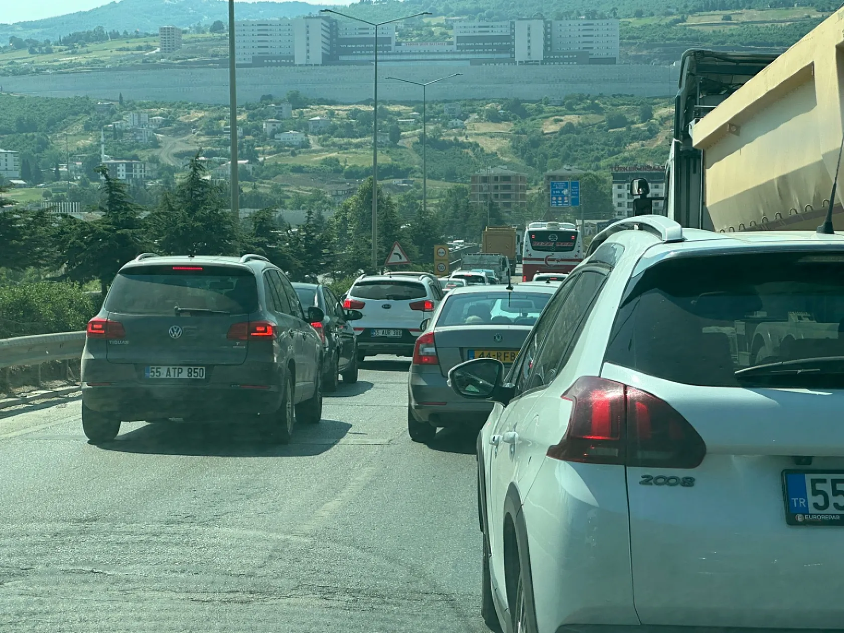 Şehir Hastanesi kavşak çalışması çevre yolunda trafiği kilitledi