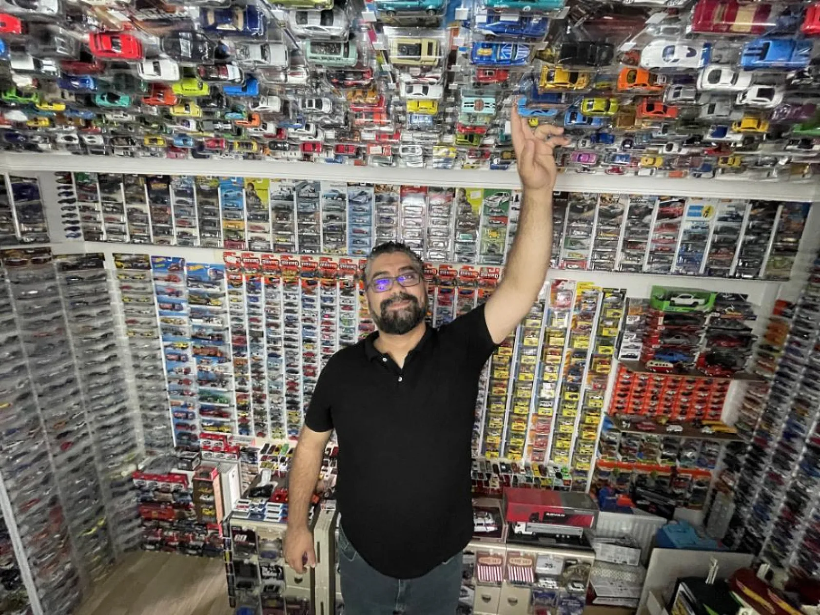 35 yılda 15 bin model araba biriktirdi, odasını Terapi Merkezi'ne dönüştürdü