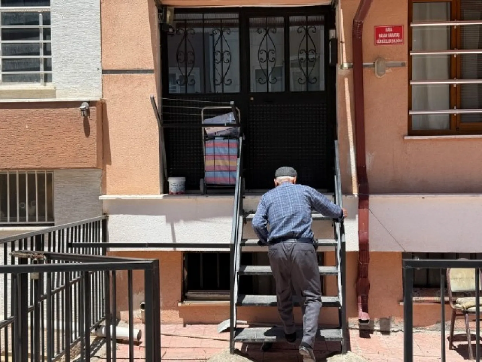 Elini öperek 2 milyonluk altınları alan şüpheli, başka bir dolandırıcılığın parasıyla yakalandı