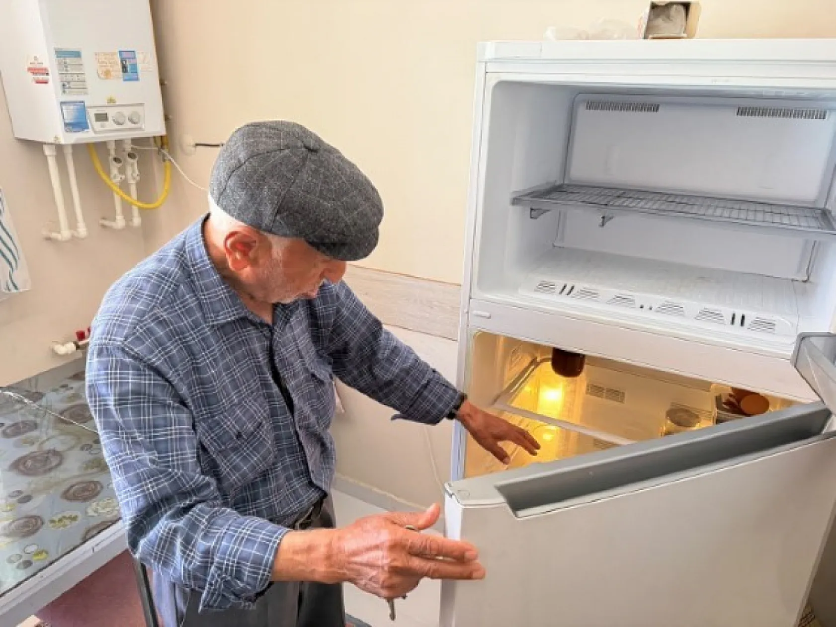 Elini öperek 2 milyonluk altınları alan şüpheli, başka bir dolandırıcılığın parasıyla yakalandı