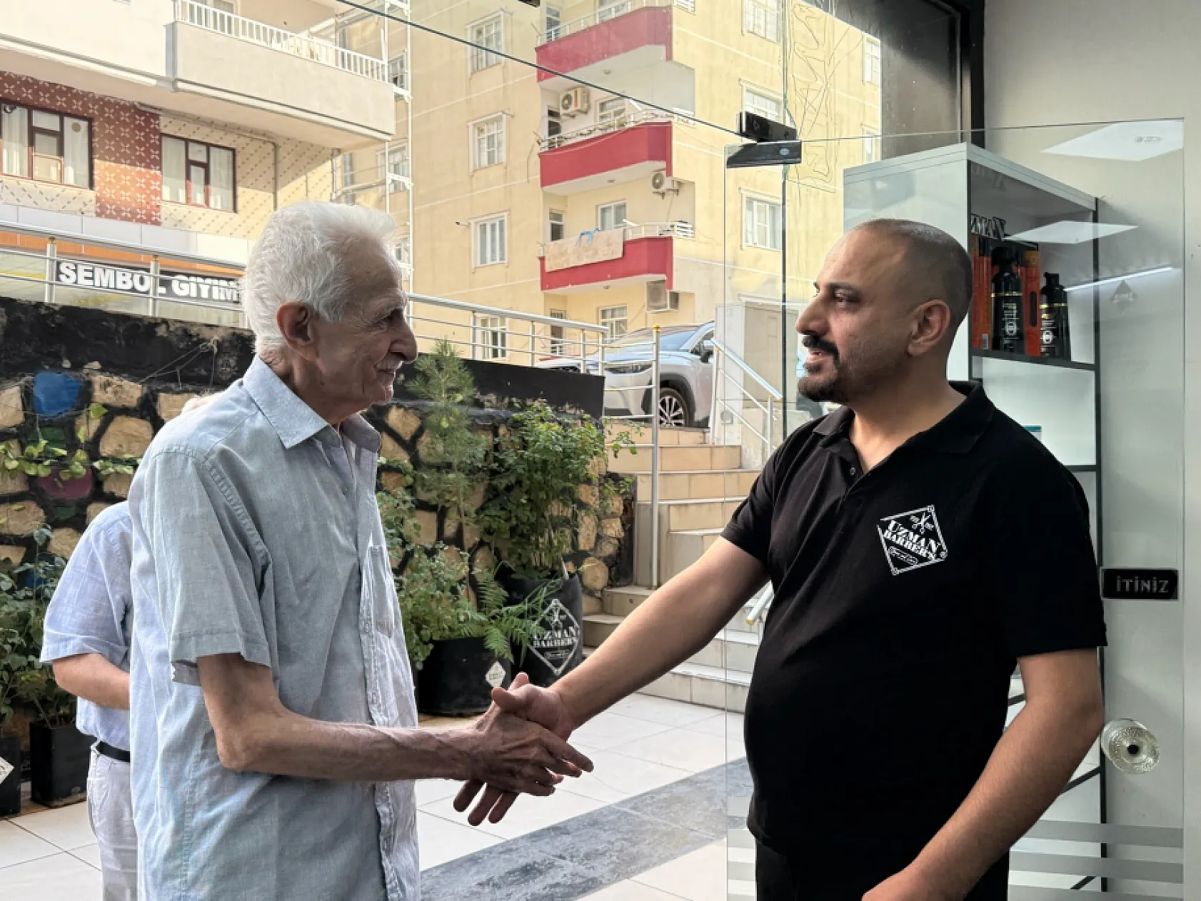 Mardin'de 60 yıllık berber dükkanında üç kuşak aynı geleneği yaşatıyor