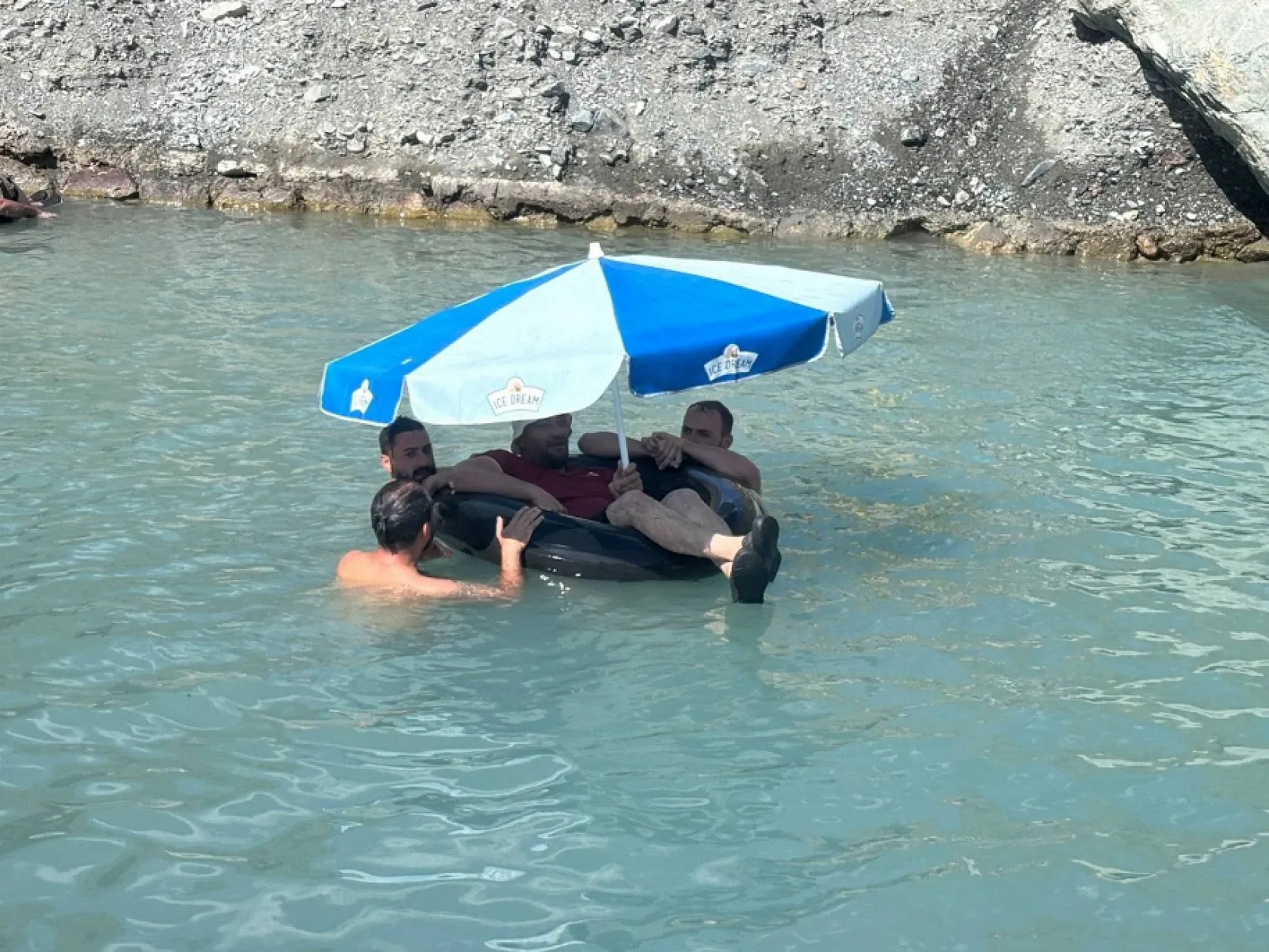 Erzincan'da 40 derece sıcakta dereden doğal havuz yaptılar