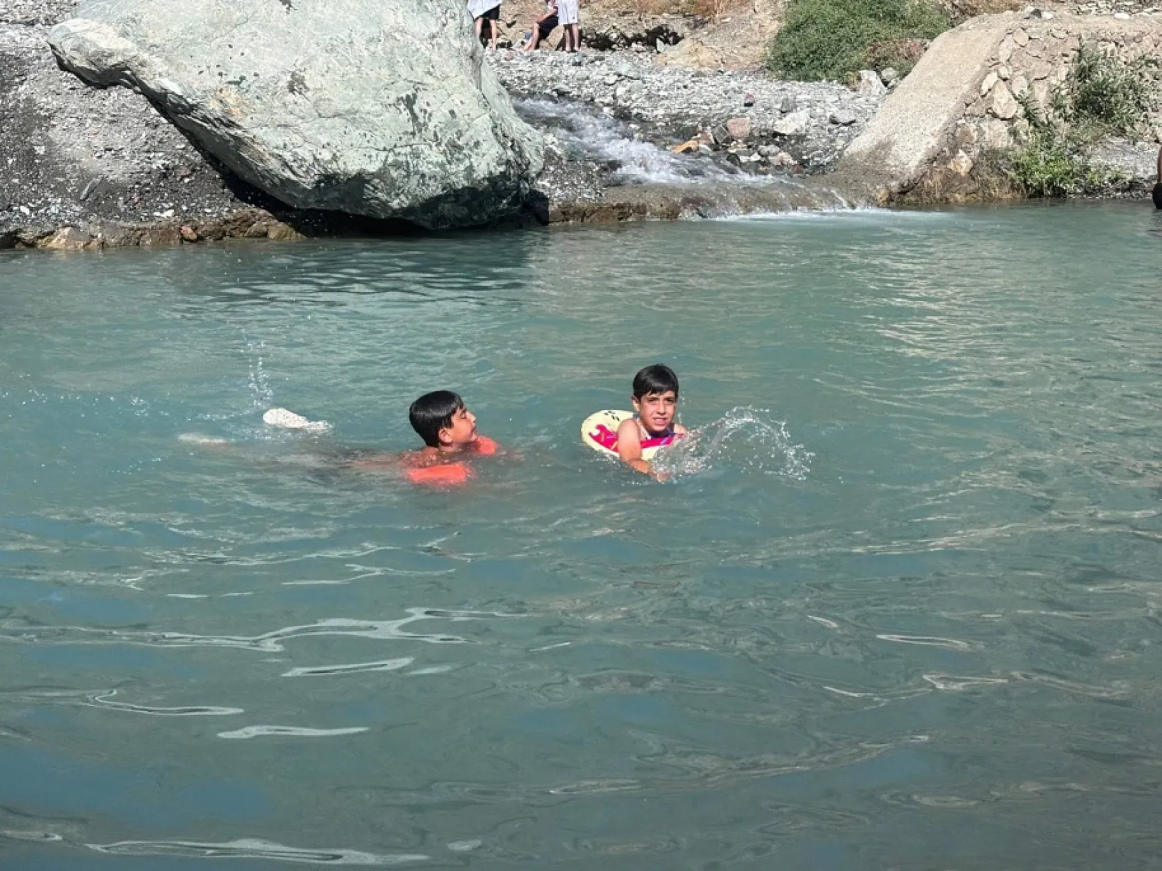 Erzincan'da 40 derece sıcakta dereden doğal havuz yaptılar
