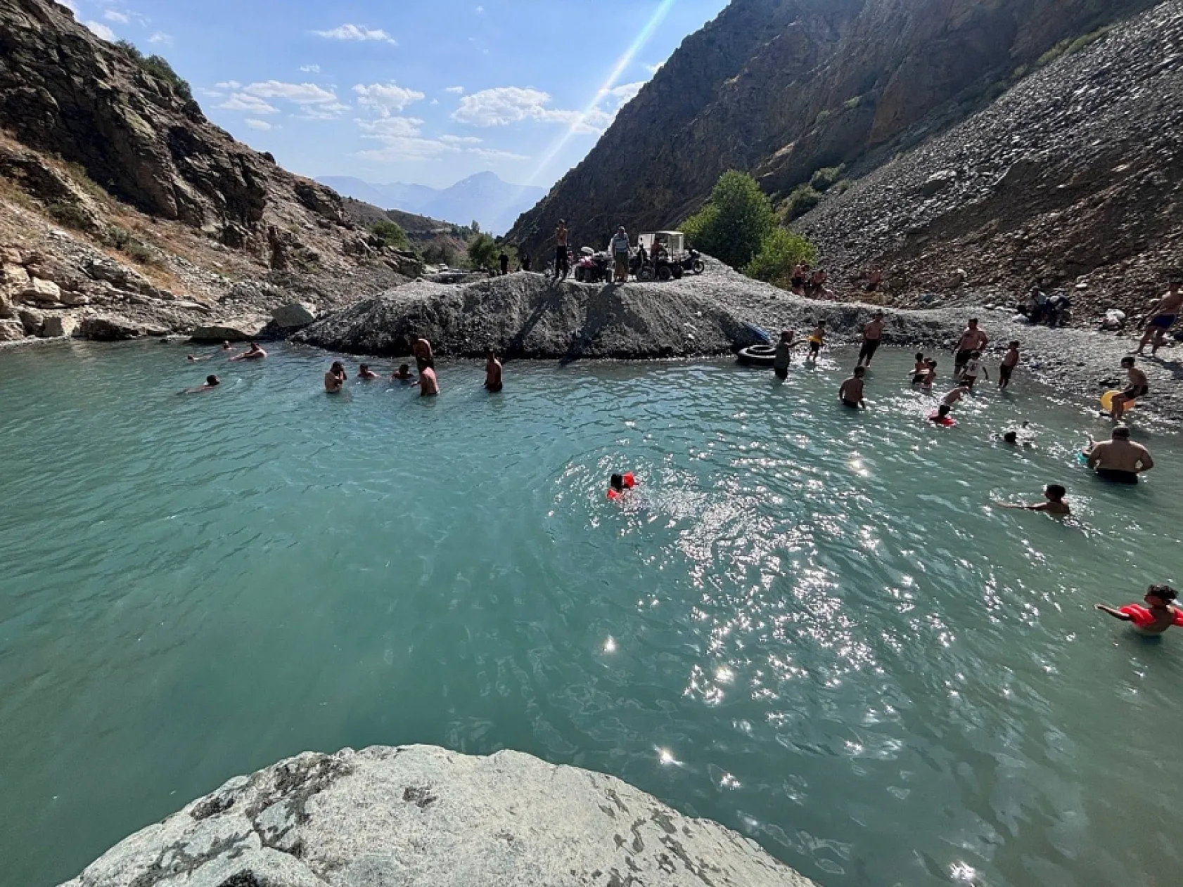 Erzincan'da 40 derece sıcakta dereden doğal havuz yaptılar