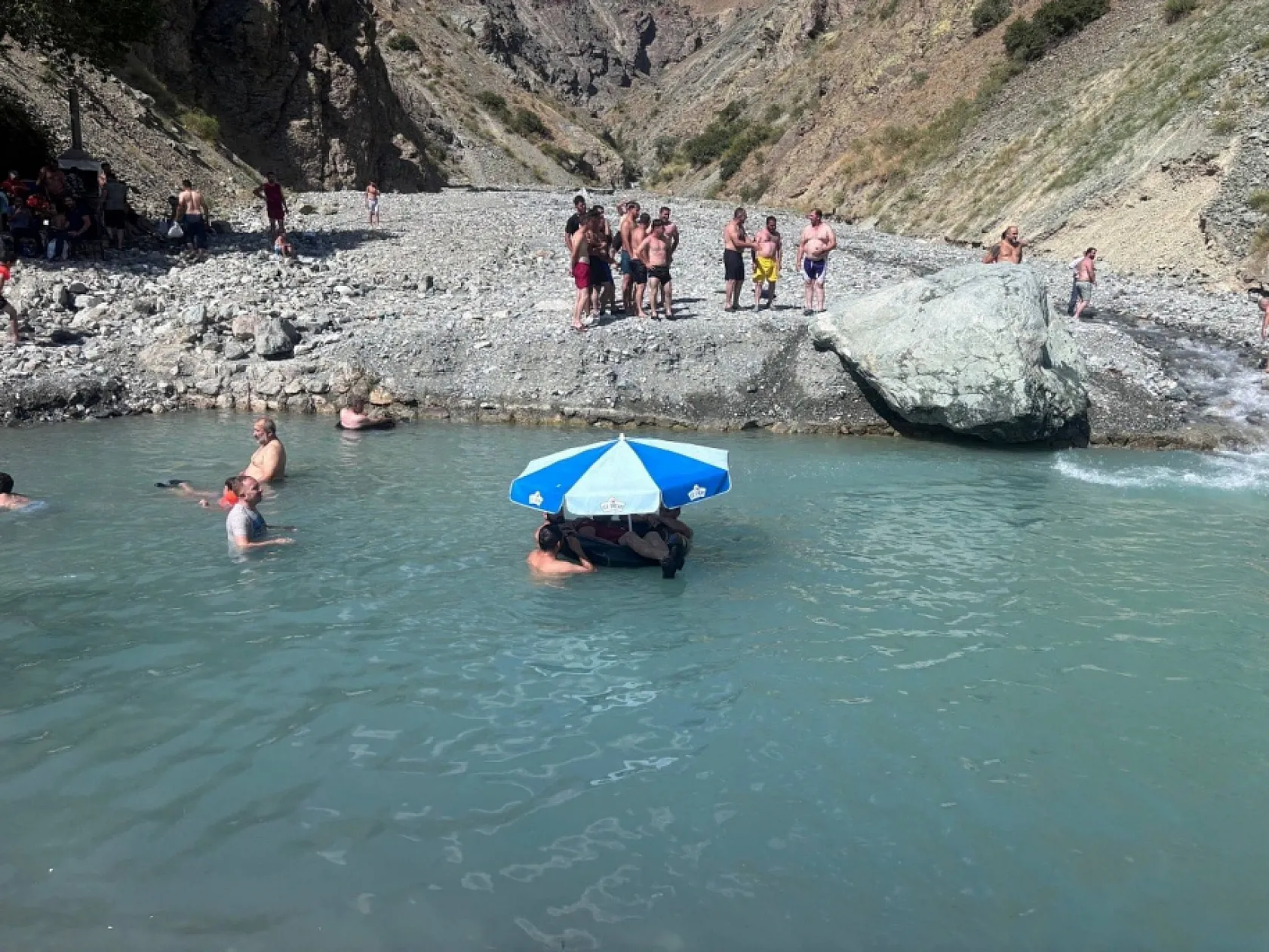Erzincan'da 40 derece sıcakta dereden doğal havuz yaptılar