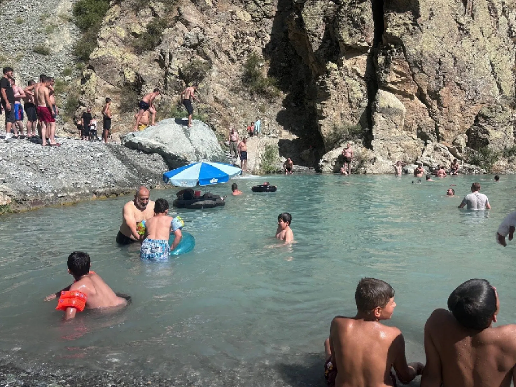 Erzincan'da 40 derece sıcakta dereden doğal havuz yaptılar