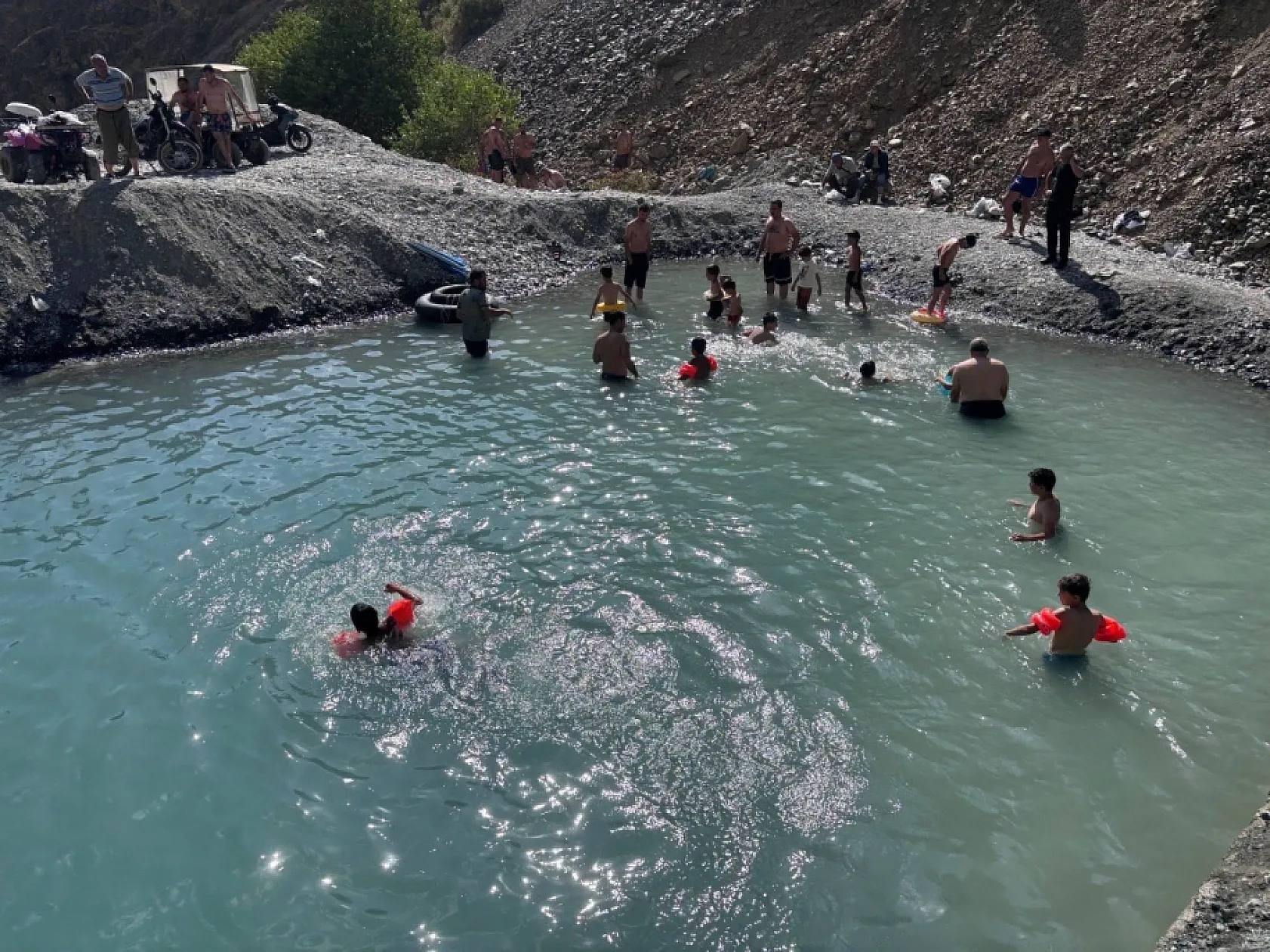 Erzincan'da 40 derece sıcakta dereden doğal havuz yaptılar