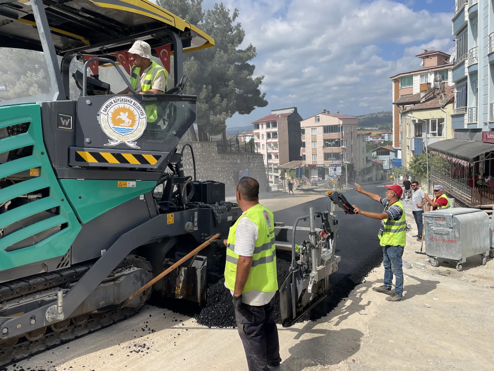 Kavak'ta ilçe merkezine sıcak asfalt çalışması