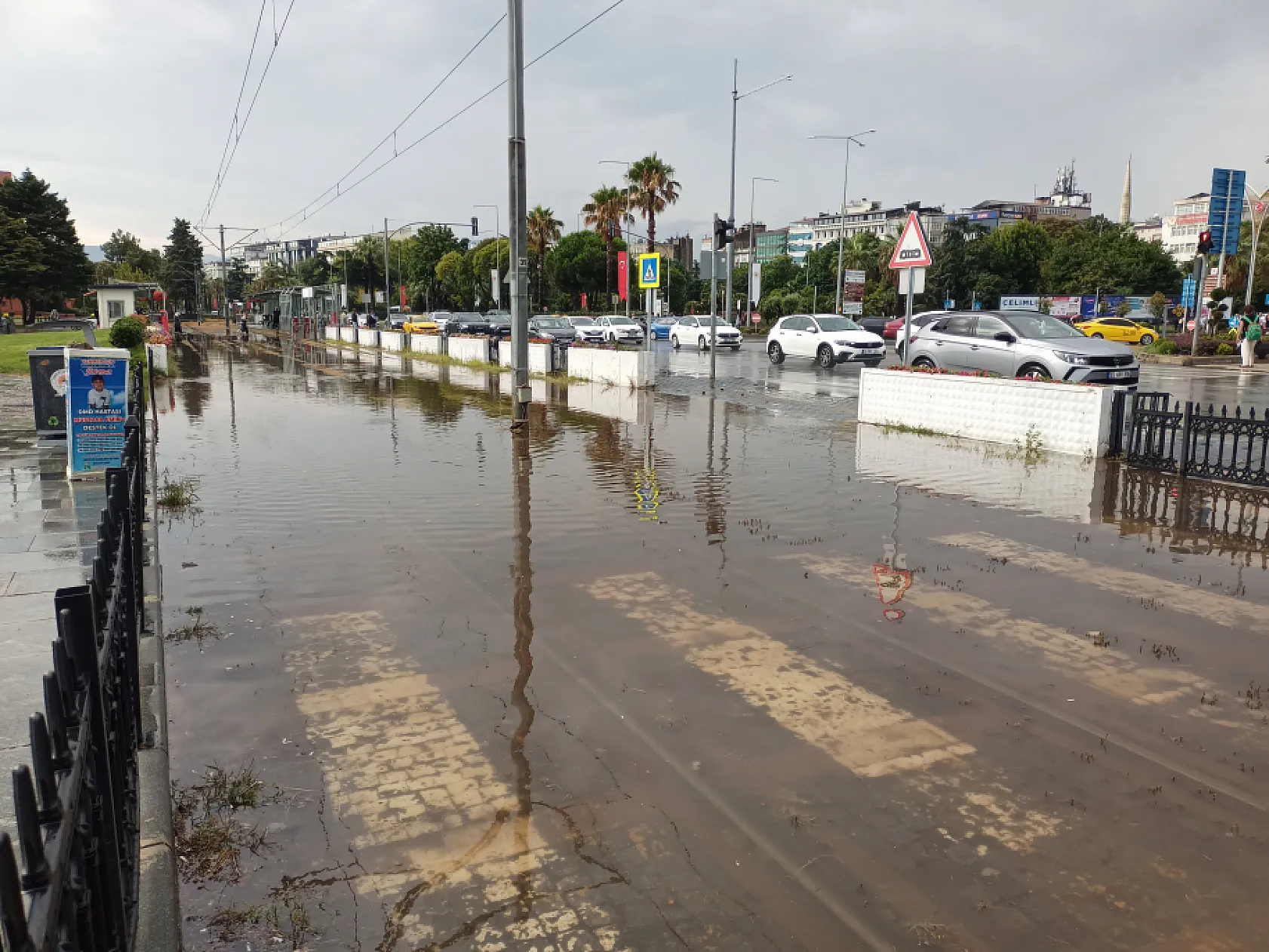 Samsun'da sağanak hayatı felç etti