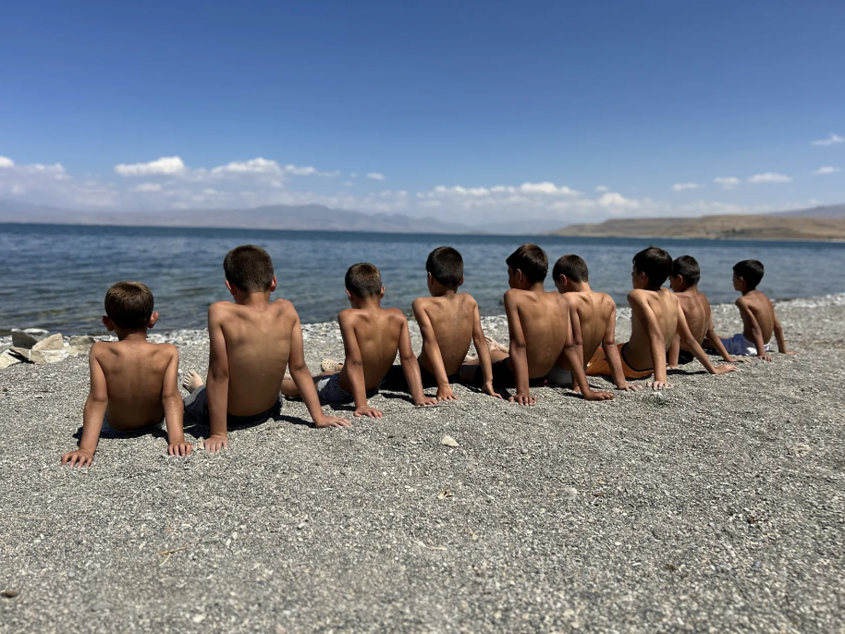 Van Gölü'nde yüzen çocukların saçları sararıyor