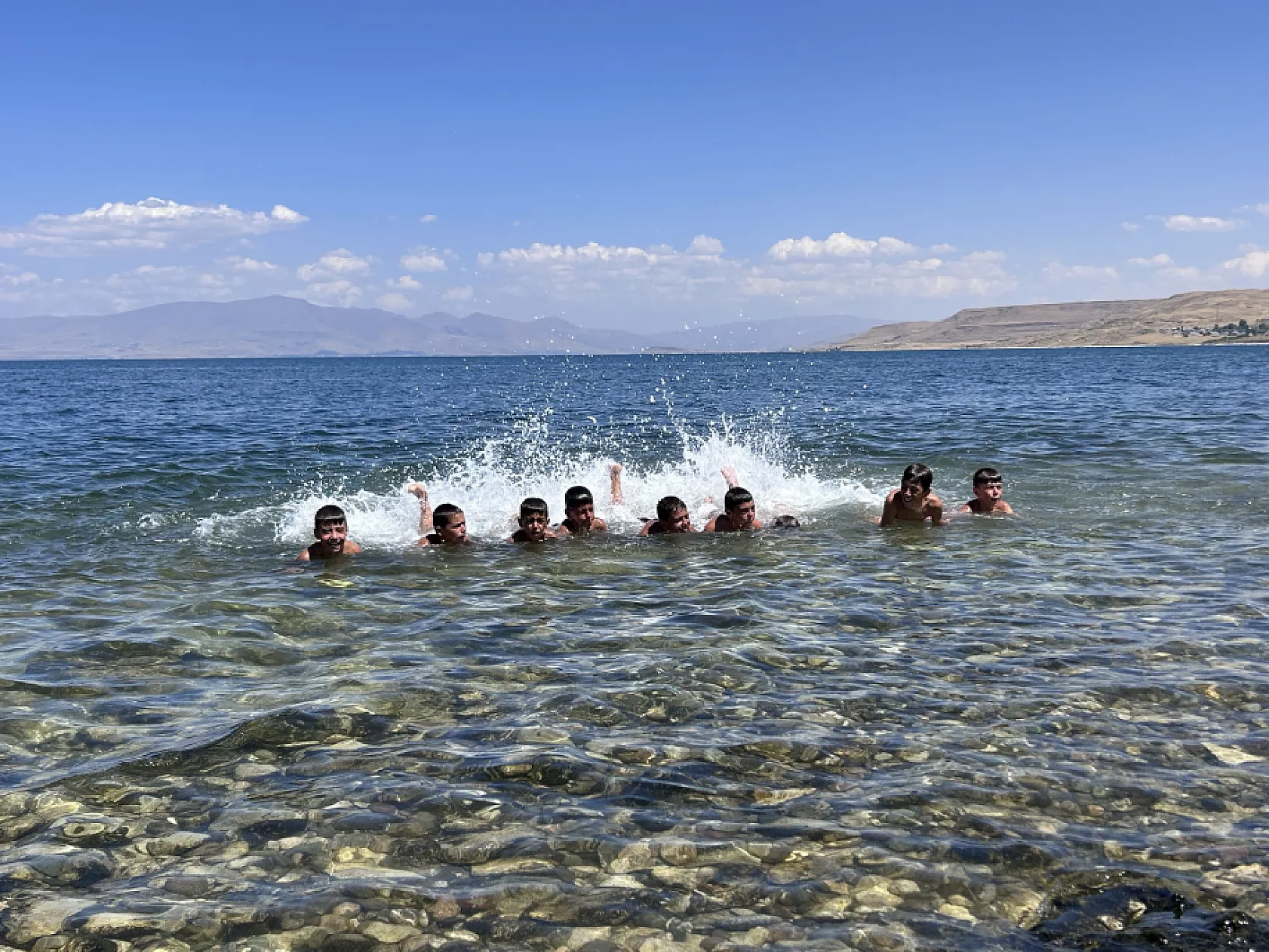 Van Gölü'nde yüzen çocukların saçları sararıyor