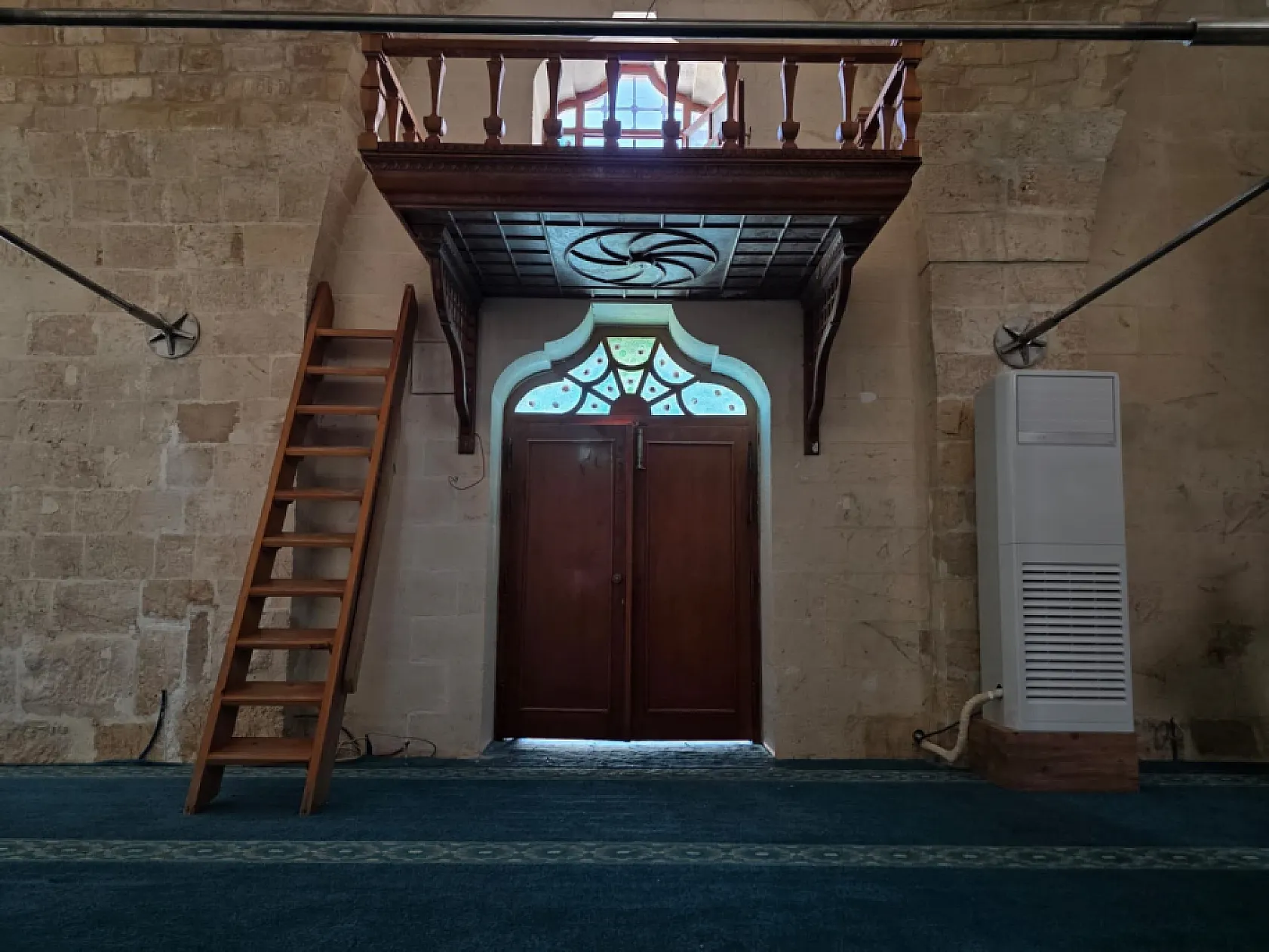 Depremde hasar gören iki tarihi cami yeniden ibadete açılıyor
