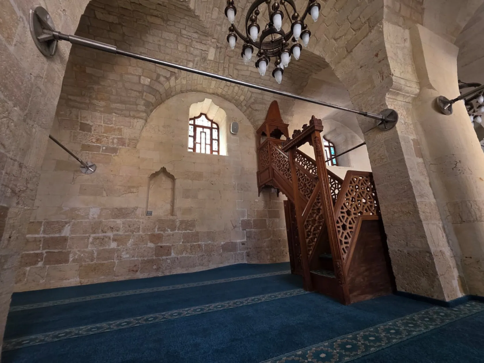 Depremde hasar gören iki tarihi cami yeniden ibadete açılıyor