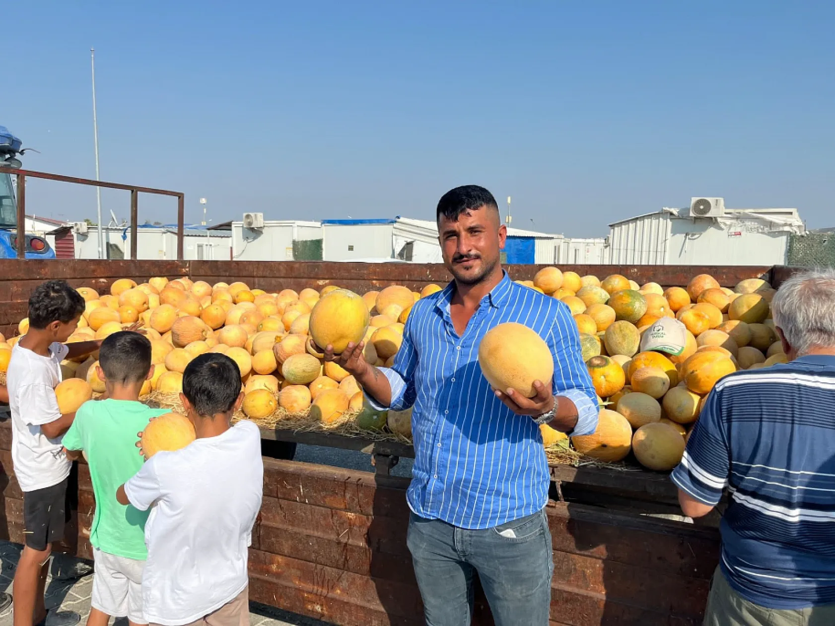 50 ton kavunu satmadı, depremzedelere dağıtıyor