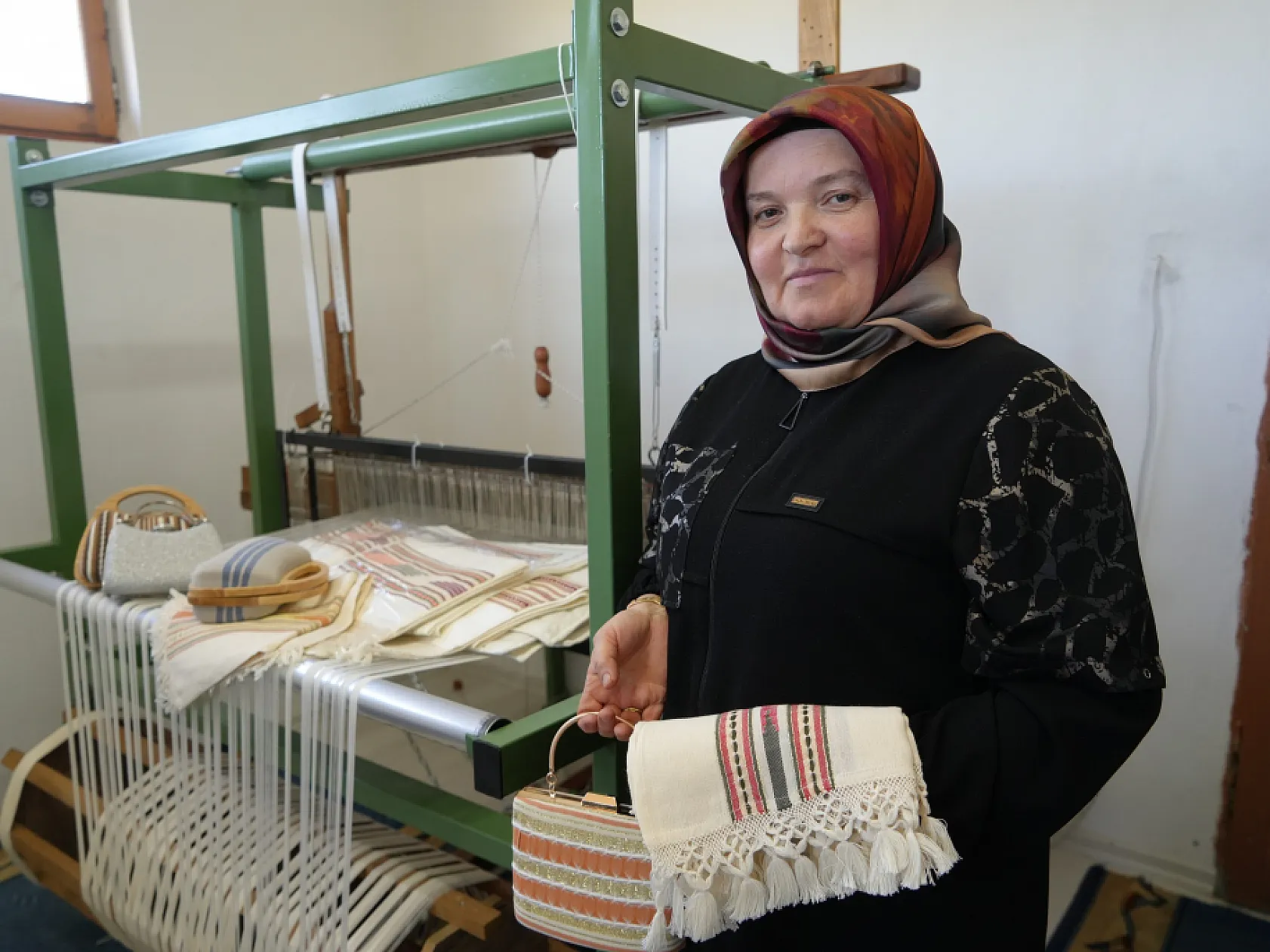 Ninelerinin tezgahını evine kurdu, siparişlere yetişemiyor