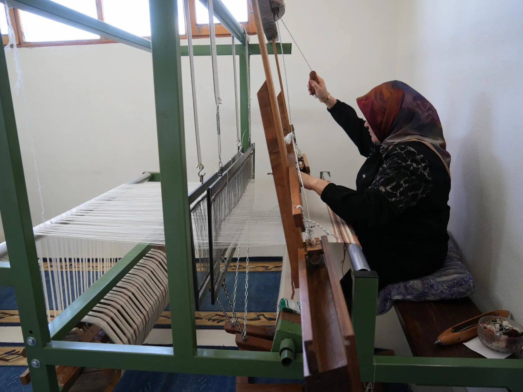 Ninelerinin tezgahını evine kurdu, siparişlere yetişemiyor